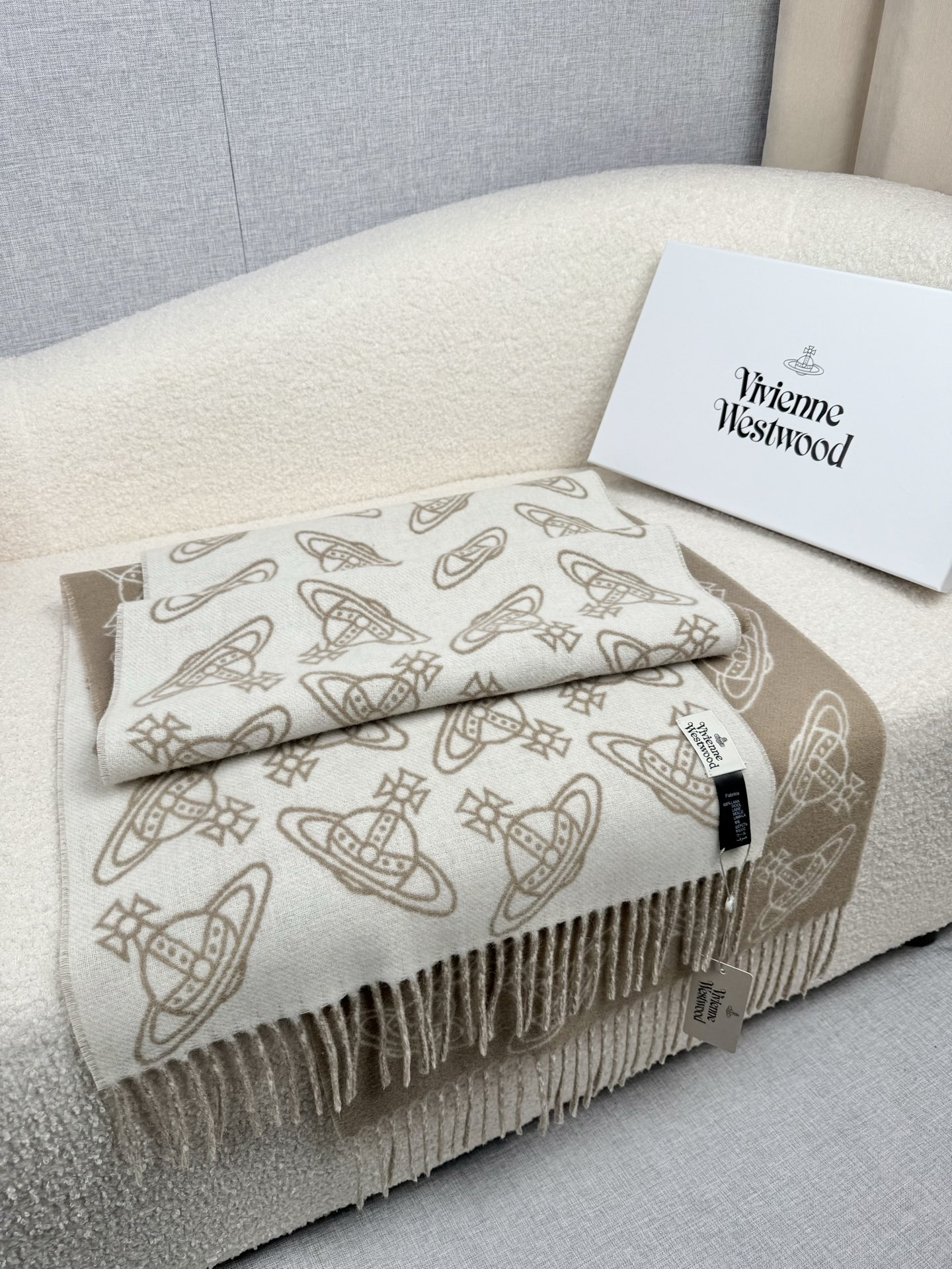 。。西太后。【满印土星-双面提花围巾】这款围巾真的超绝！手感满分！不是传统的平面机织制品，而是凹凸有致的