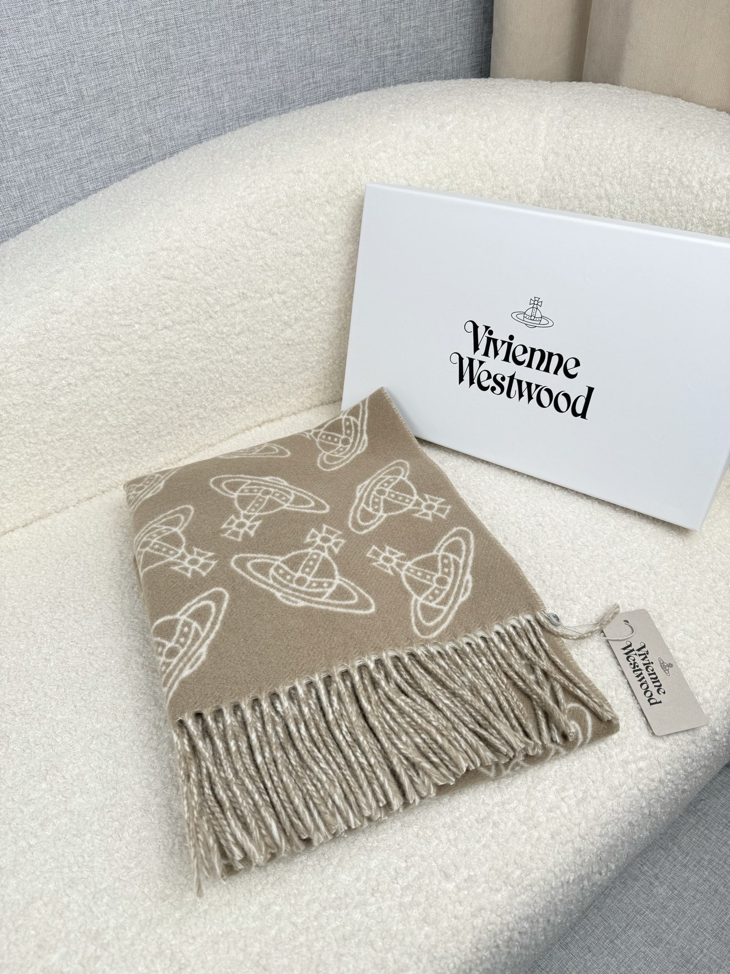 。。西太后。【满印土星-双面提花围巾】这款围巾真的超绝！手感满分！不是传统的平面机织制品，而是凹凸有致的