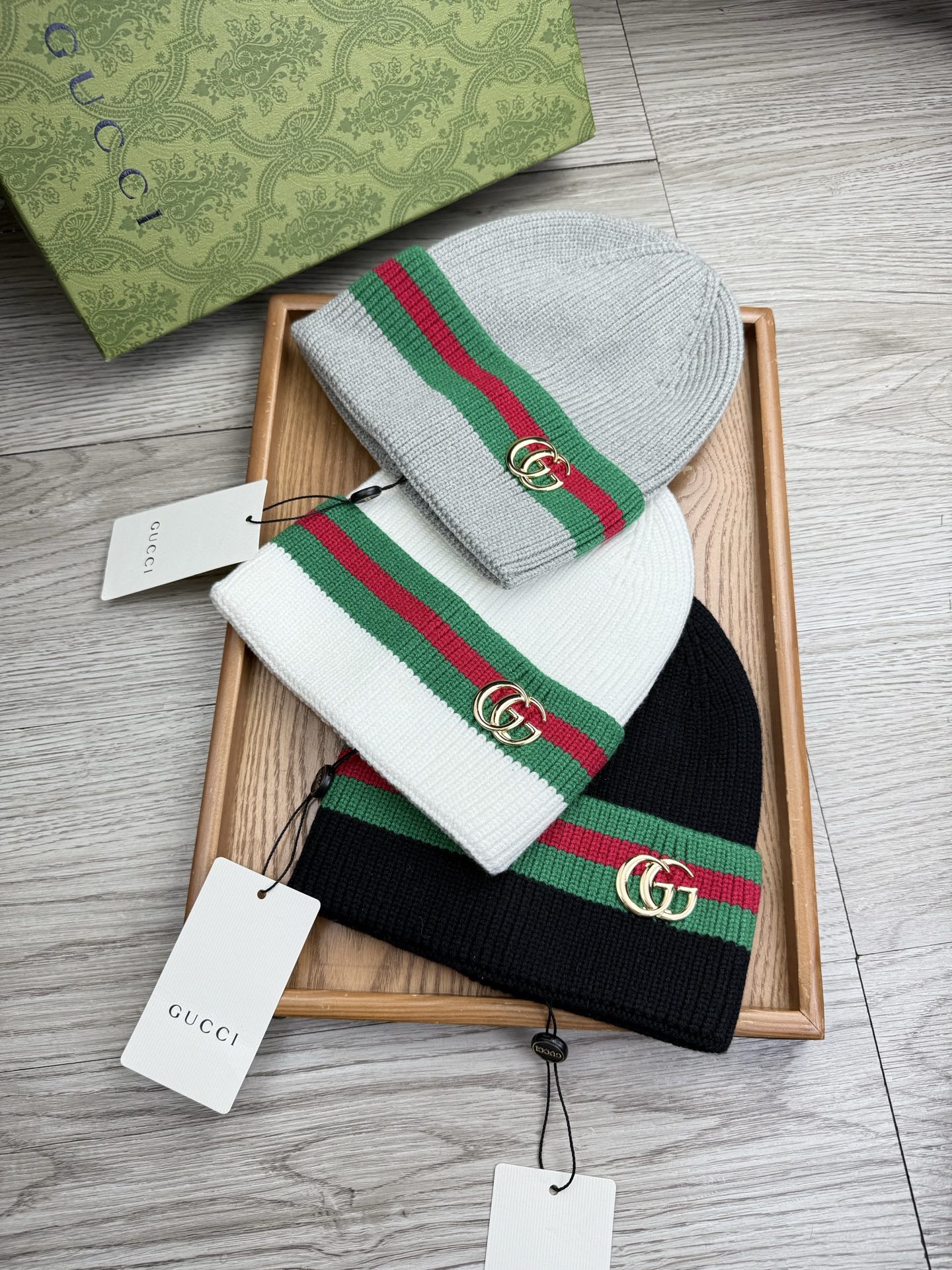 。G家。福利！！新款上架，特别实惠的一个系列帽子，面料：细毛线。密度紧致！毛线针织面料手感舒适透气性好！