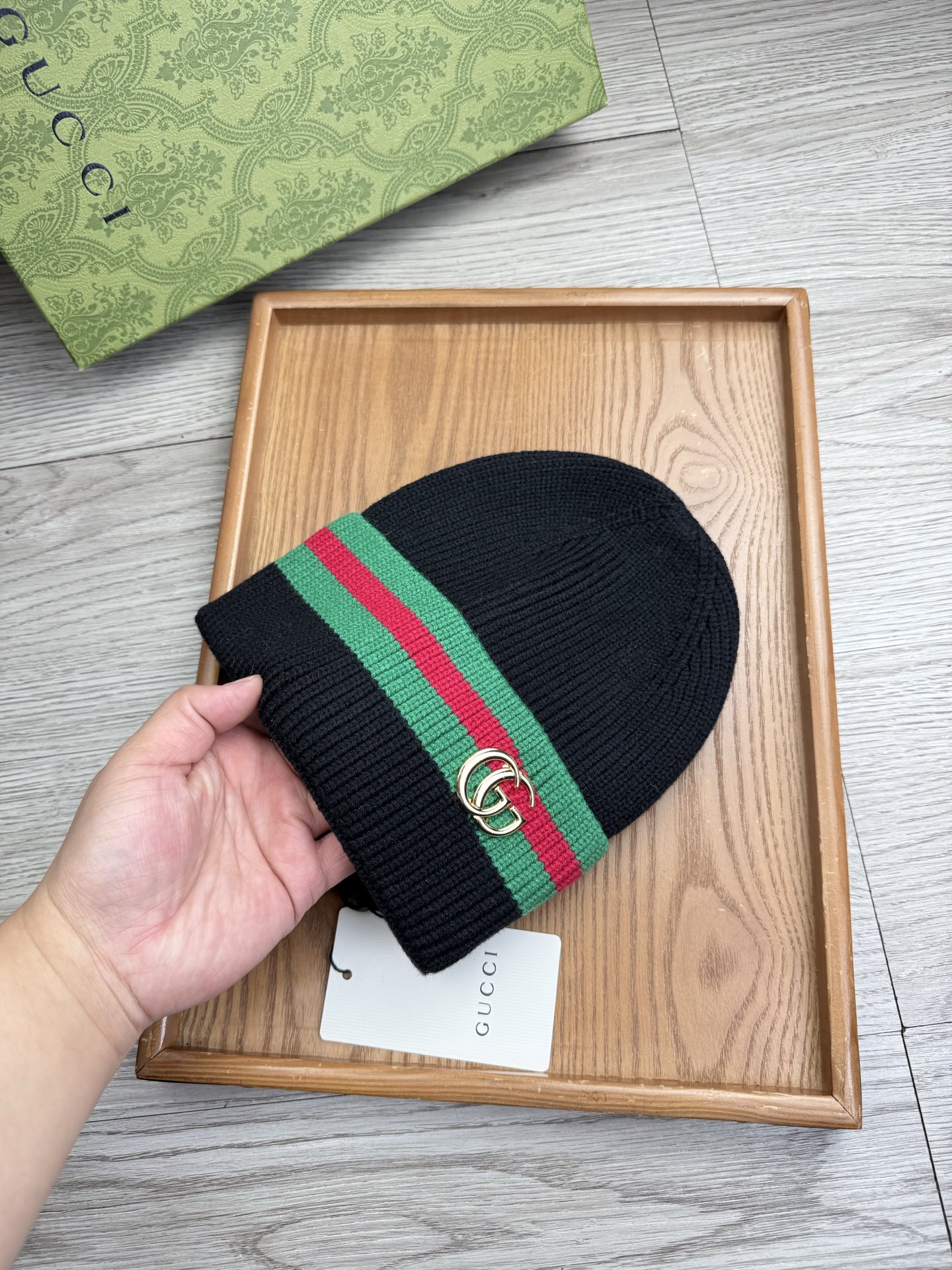 。G家。福利！！新款上架，特别实惠的一个系列帽子，面料：细毛线。密度紧致！毛线针织面料手感舒适透气性好！