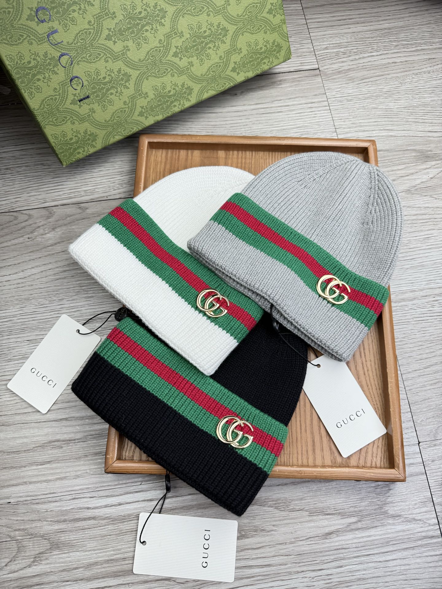 。G家。福利！！新款上架，特别实惠的一个系列帽子，面料：细毛线。密度紧致！毛线针织面料手感舒适透气性好！