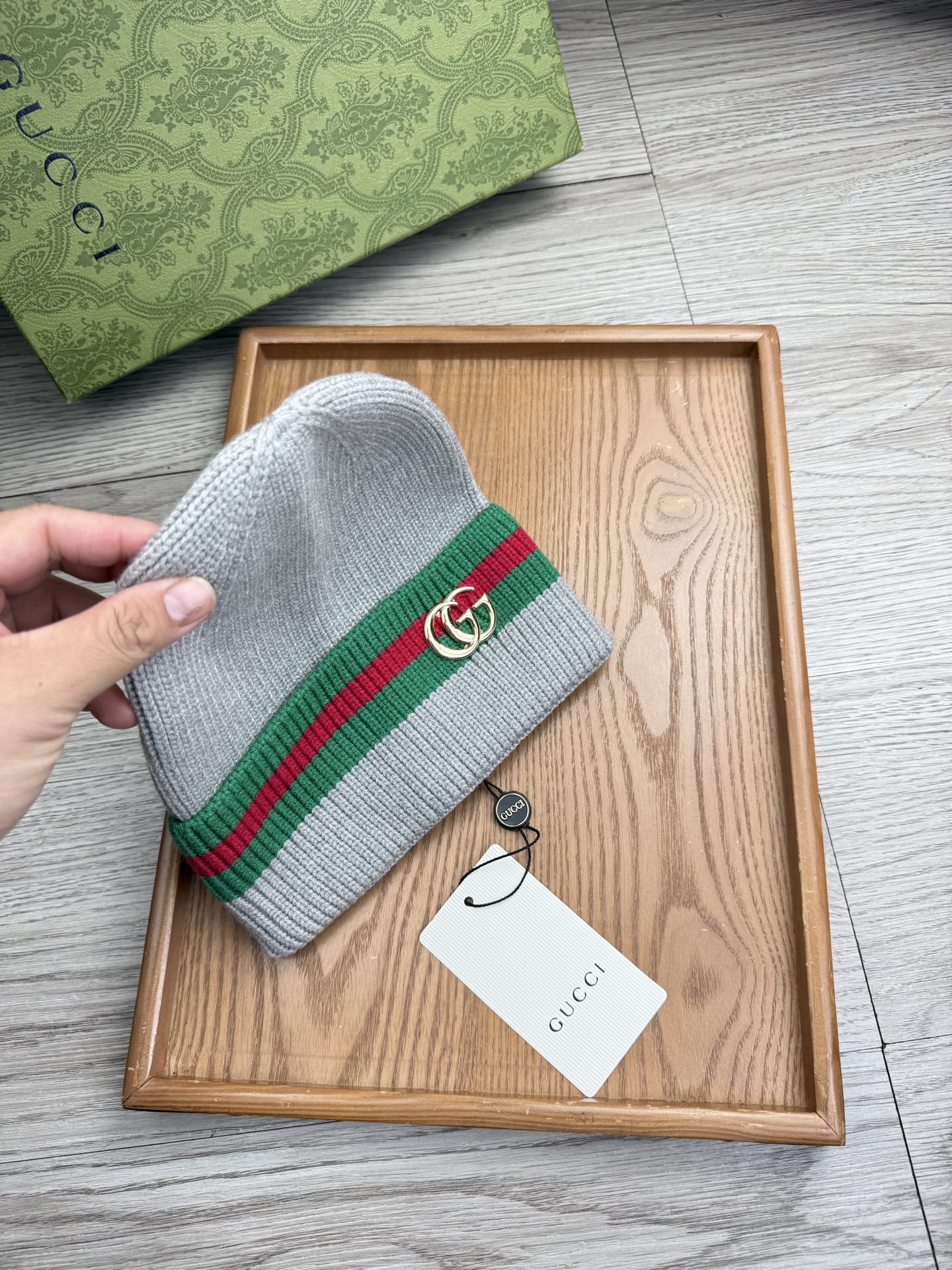 。G家。福利！！新款上架，特别实惠的一个系列帽子，面料：细毛线。密度紧致！毛线针织面料手感舒适透气性好！