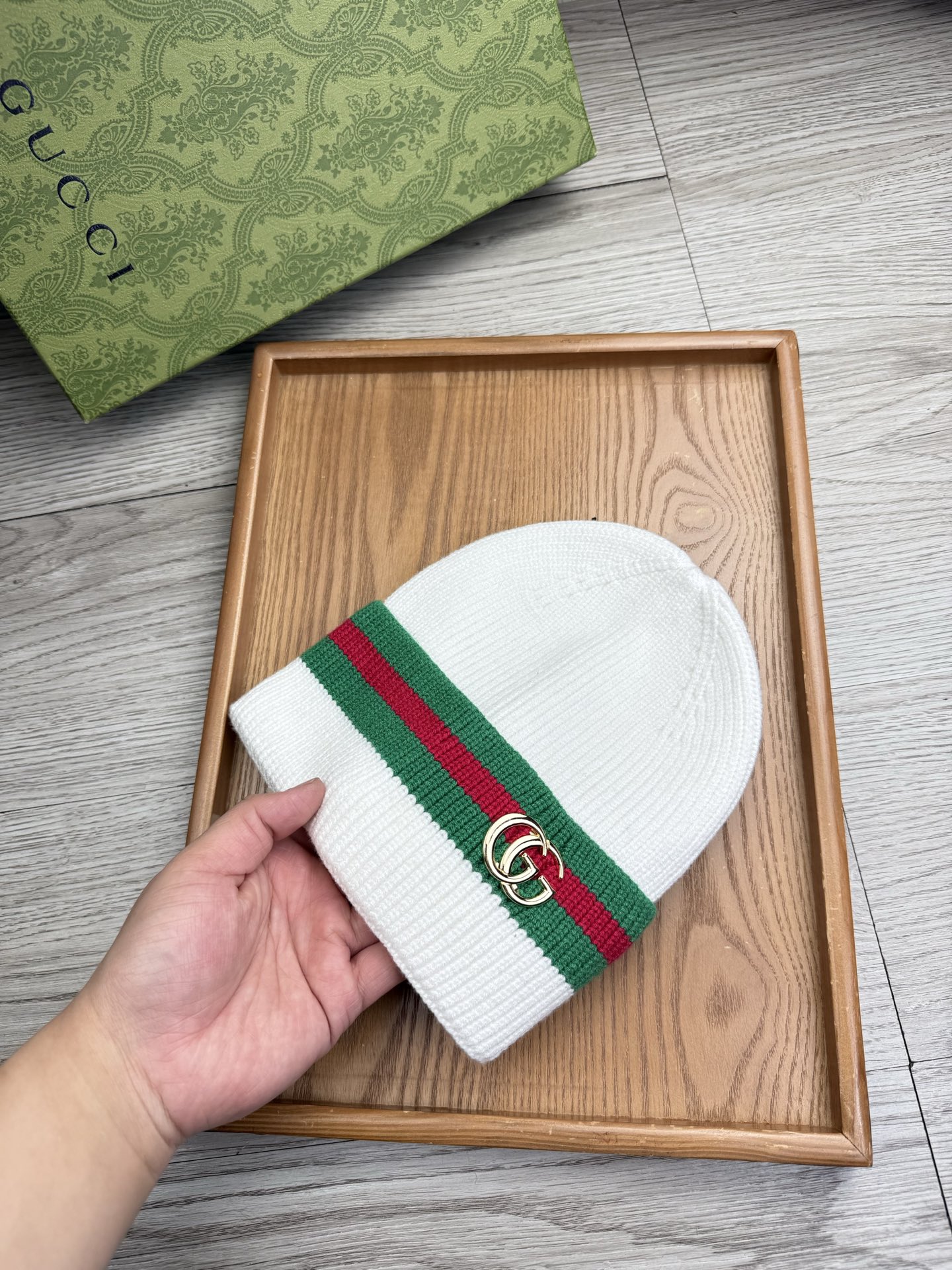 。G家。福利！！新款上架，特别实惠的一个系列帽子，面料：细毛线。密度紧致！毛线针织面料手感舒适透气性好！