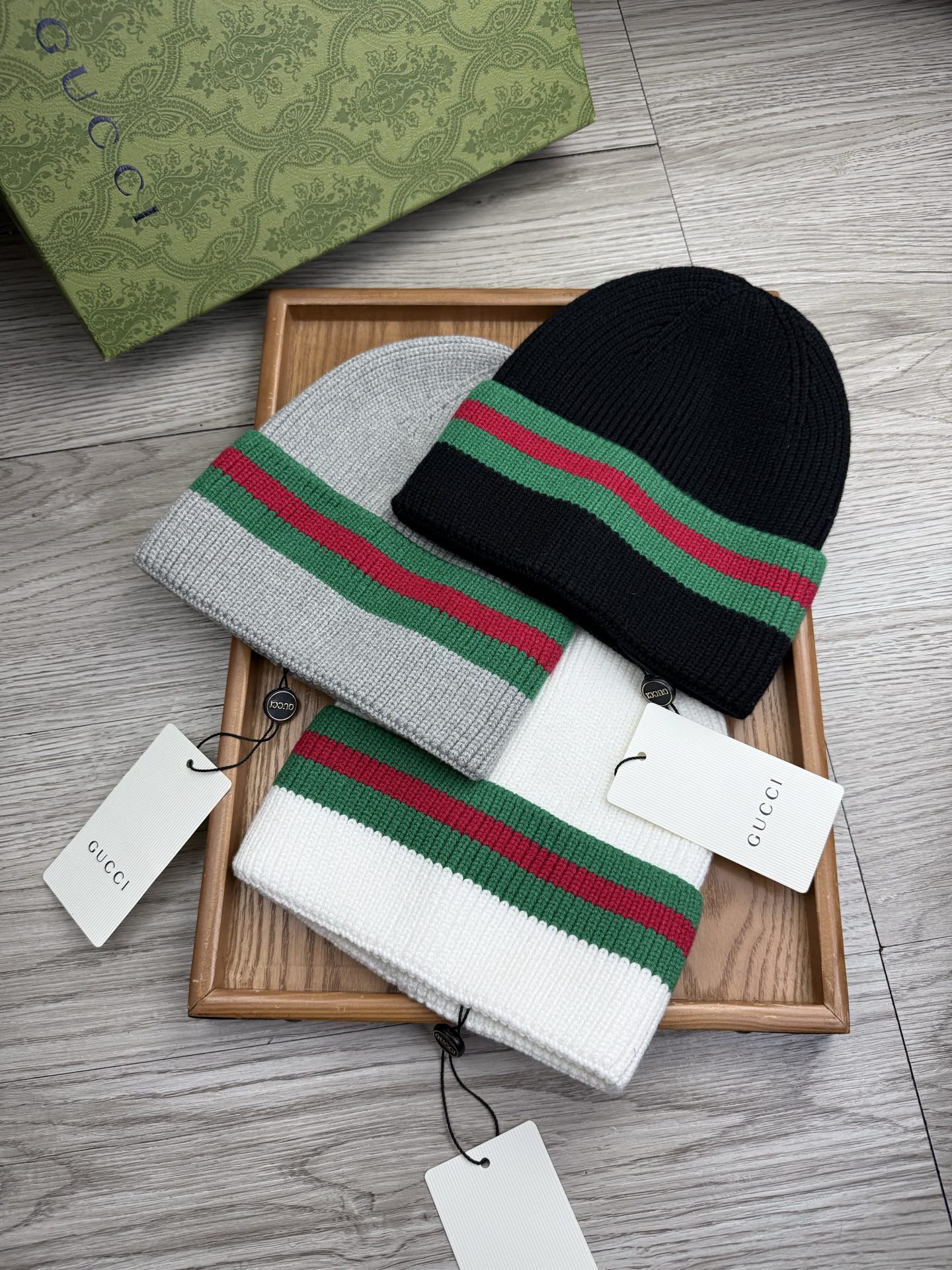 。G家。福利！！新款上架，特别实惠的一个系列帽子，面料：细毛线。密度紧致！毛线针织面料手感舒适透气性好！