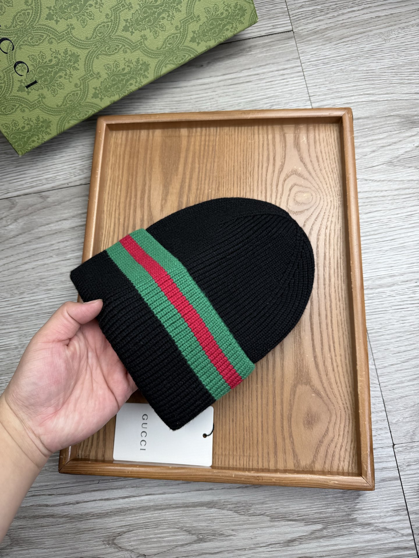 。G家。福利！！新款上架，特别实惠的一个系列帽子，面料：细毛线。密度紧致！毛线针织面料手感舒适透气性好！