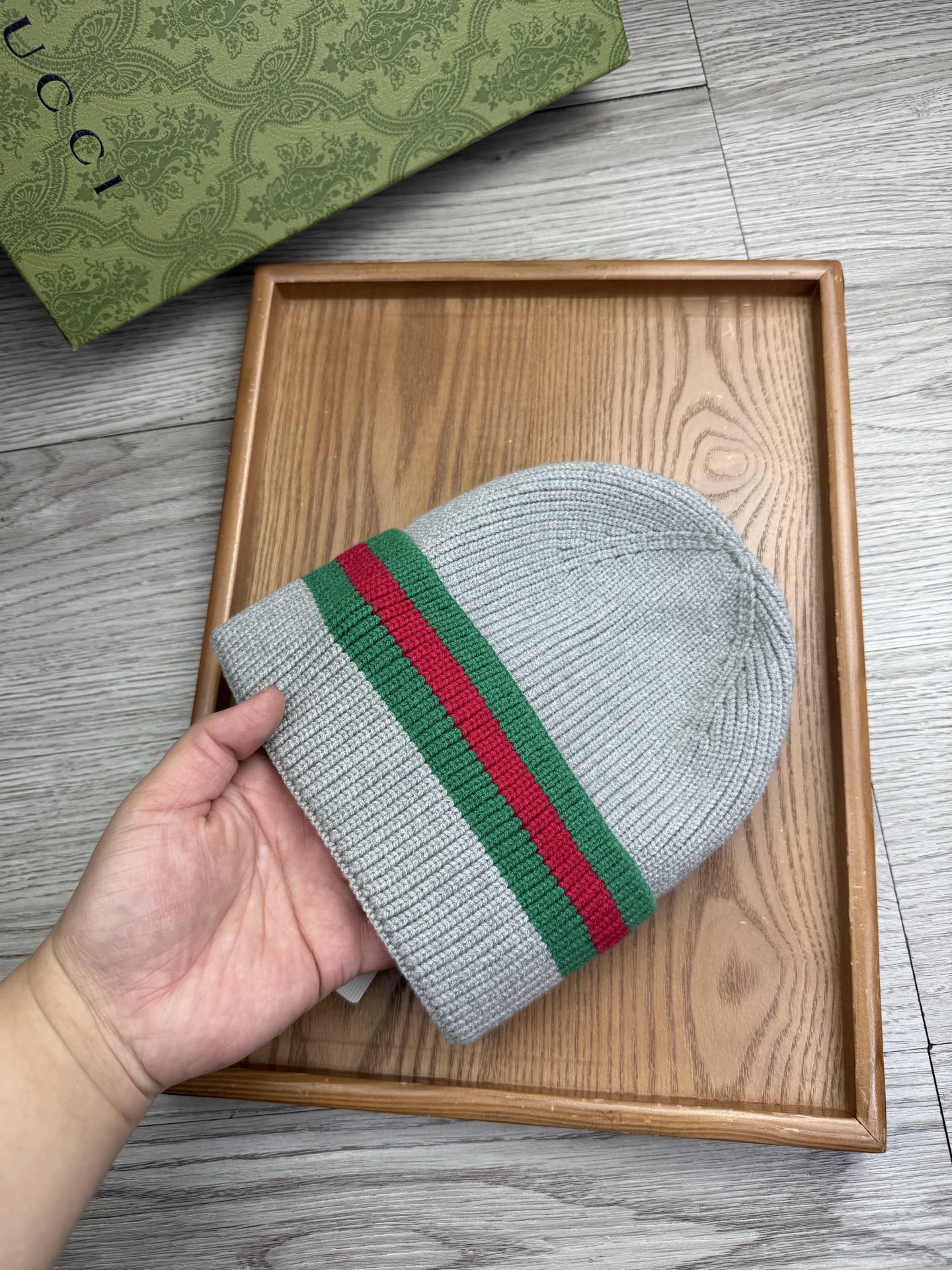 。G家。福利！！新款上架，特别实惠的一个系列帽子，面料：细毛线。密度紧致！毛线针织面料手感舒适透气性好！