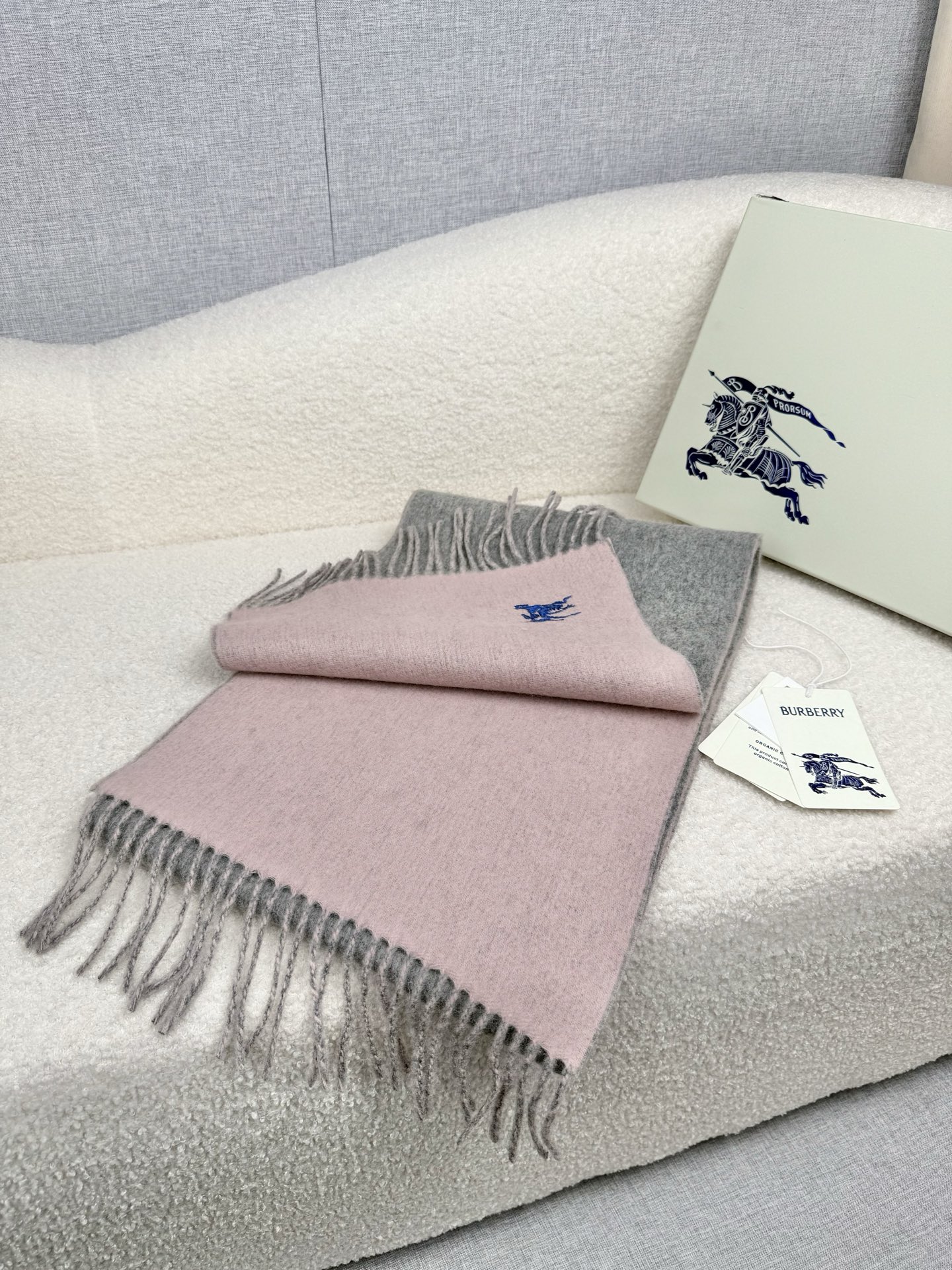 P。B家。 【新款刺绣双面曲线羊绒围巾】怒赞自留，难得的高端款！家属福利！L非常正的男士围巾~面料大爱，