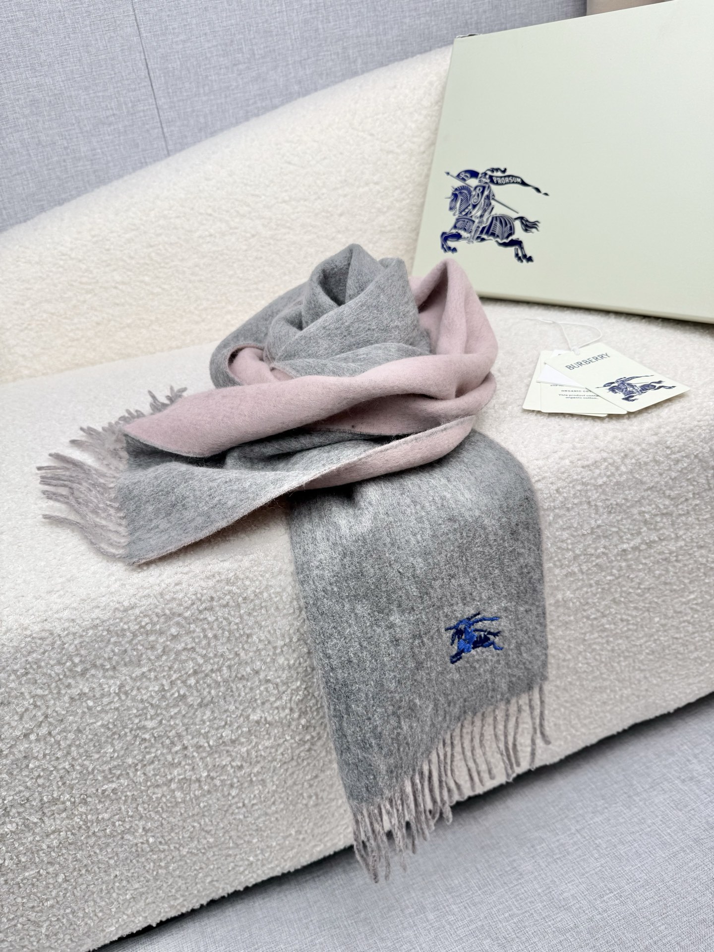 P。B家。 【新款刺绣双面曲线羊绒围巾】怒赞自留，难得的高端款！家属福利！L非常正的男士围巾~面料大爱，