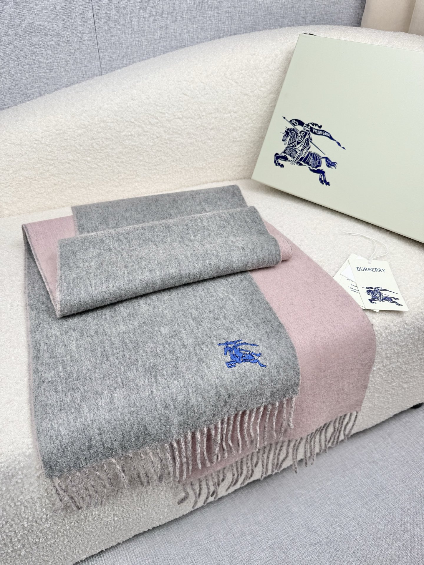 P。B家。 【新款刺绣双面曲线羊绒围巾】怒赞自留，难得的高端款！家属福利！L非常正的男士围巾~面料大爱，