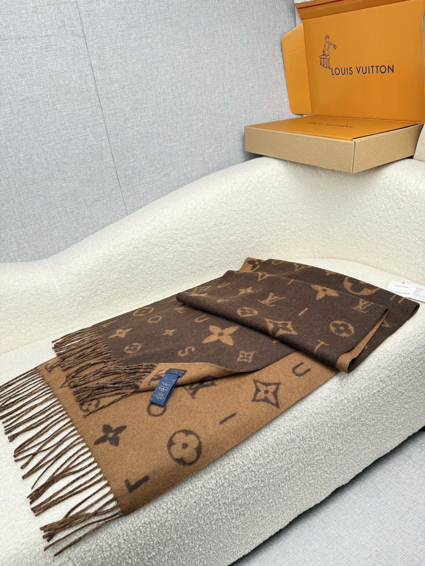 P。L家。【lv双面羊毛围巾】Reykjavik 2.0围巾为柔软山羊绒标注Monogram 花卉和 L