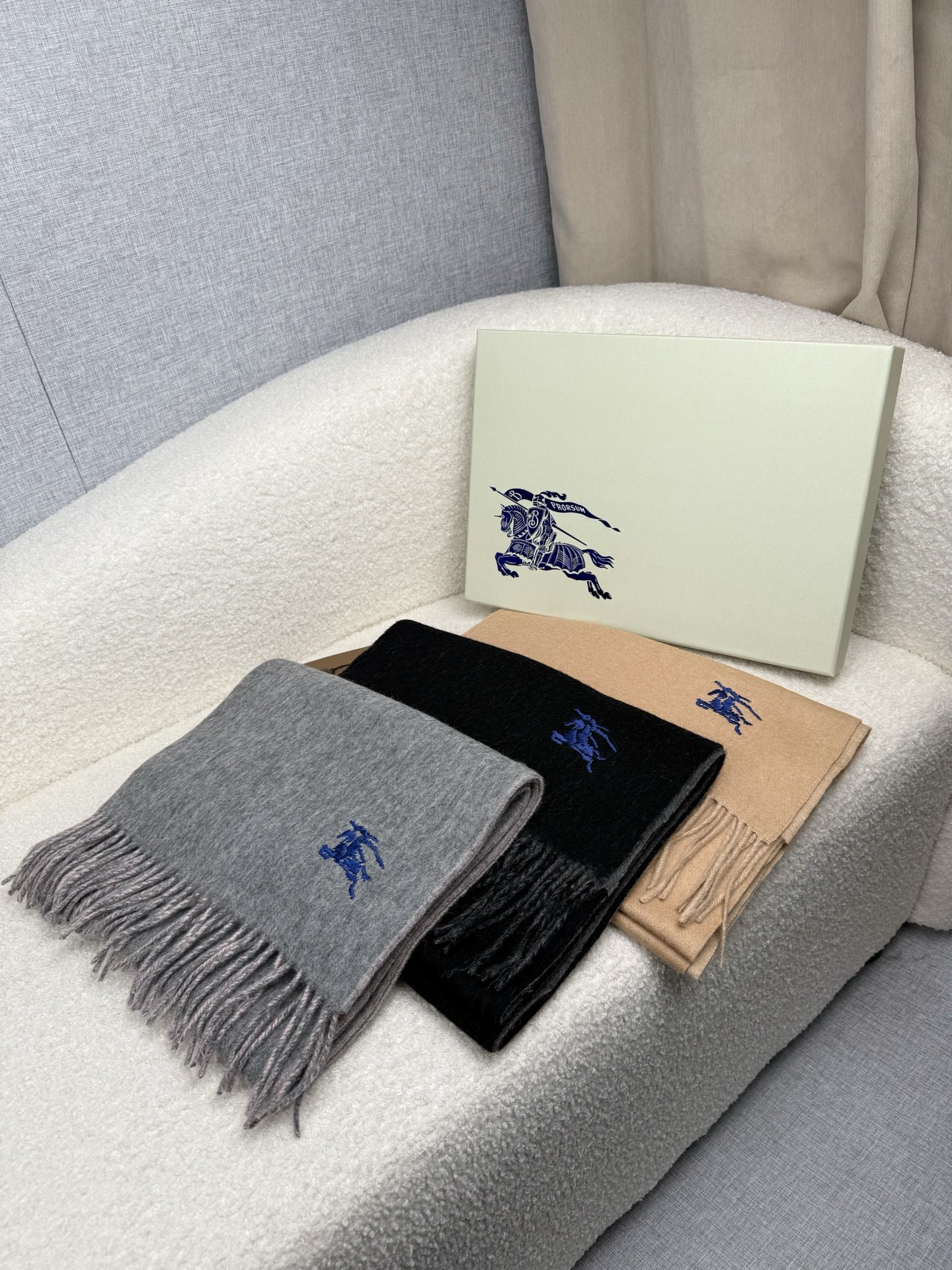 P。B家。 【新款刺绣双面曲线羊绒围巾】怒赞自留，难得的高端款！家属福利！L非常正的男士围巾~面料大爱，