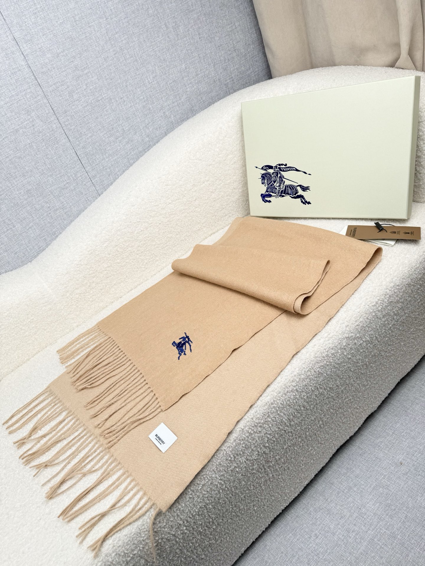 P。B家。 【新款刺绣双面曲线羊绒围巾】怒赞自留，难得的高端款！家属福利！L非常正的男士围巾~面料大爱，