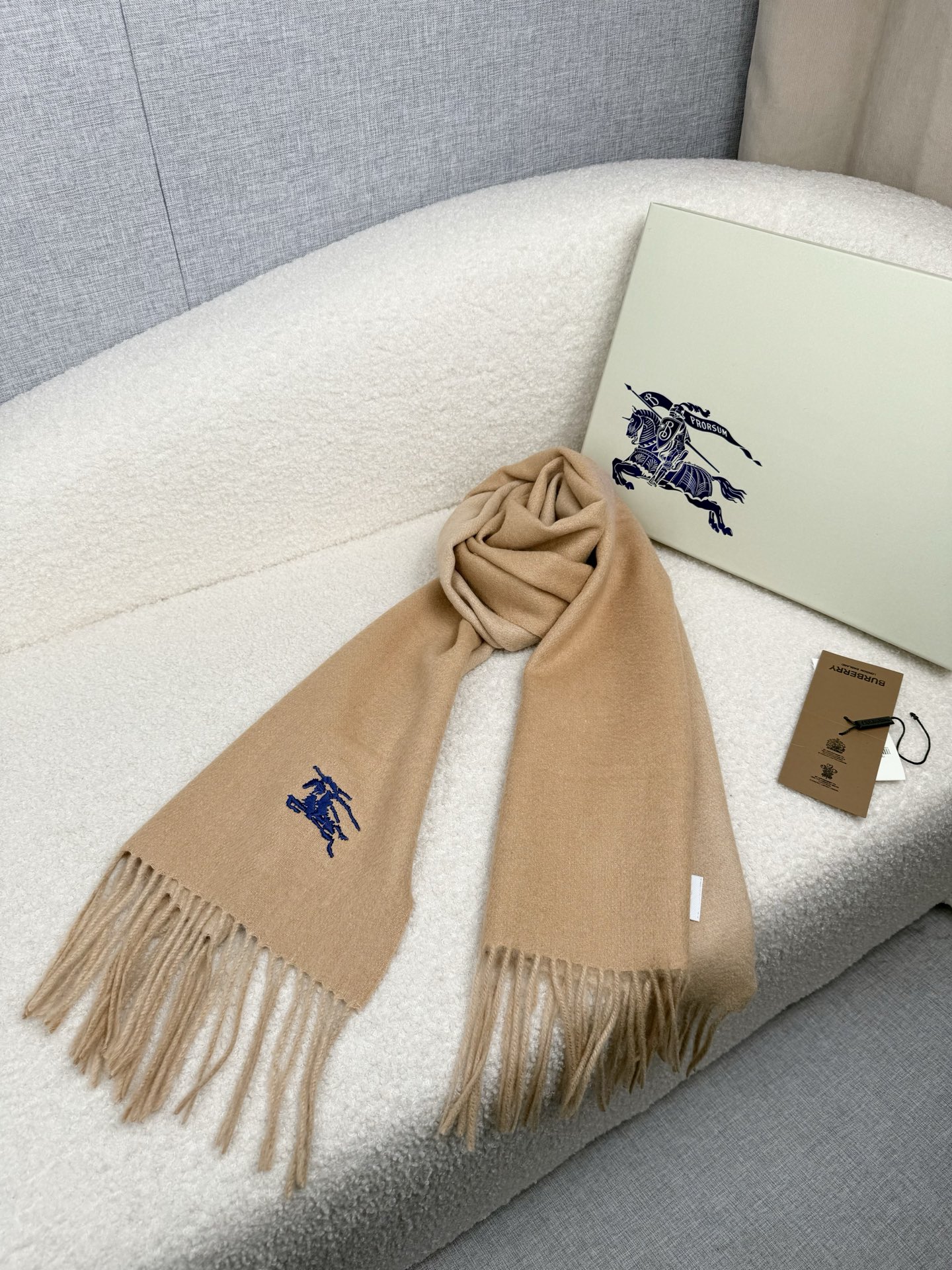 P。B家。 【新款刺绣双面曲线羊绒围巾】怒赞自留，难得的高端款！家属福利！L非常正的男士围巾~面料大爱，