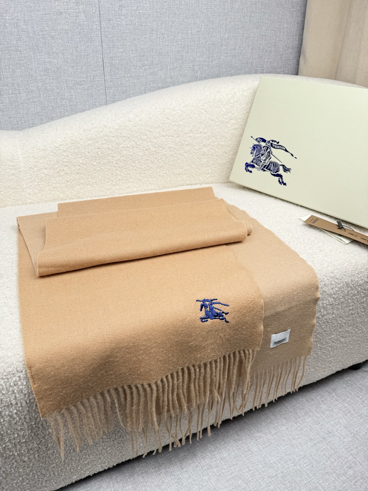 P。B家。 【新款刺绣双面曲线羊绒围巾】怒赞自留，难得的高端款！家属福利！L非常正的男士围巾~面料大爱，