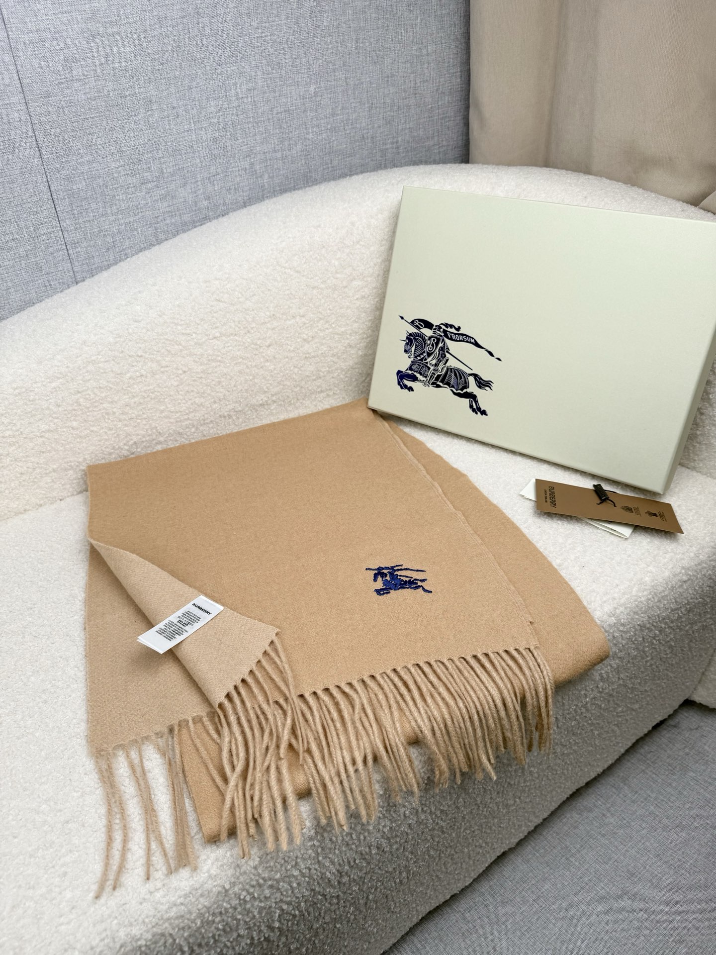 P。B家。 【新款刺绣双面曲线羊绒围巾】怒赞自留，难得的高端款！家属福利！L非常正的男士围巾~面料大爱，