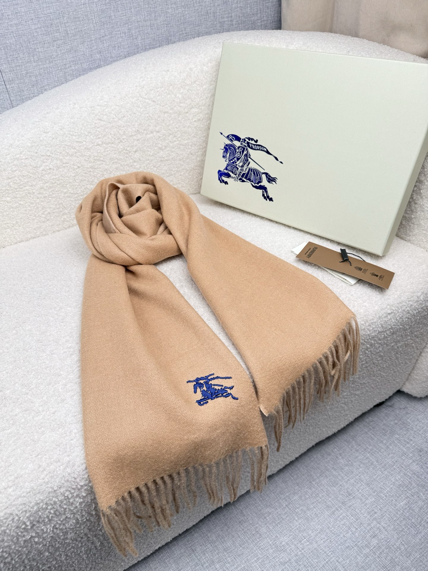 P。B家。 【新款刺绣双面曲线羊绒围巾】怒赞自留，难得的高端款！家属福利！L非常正的男士围巾~面料大爱，