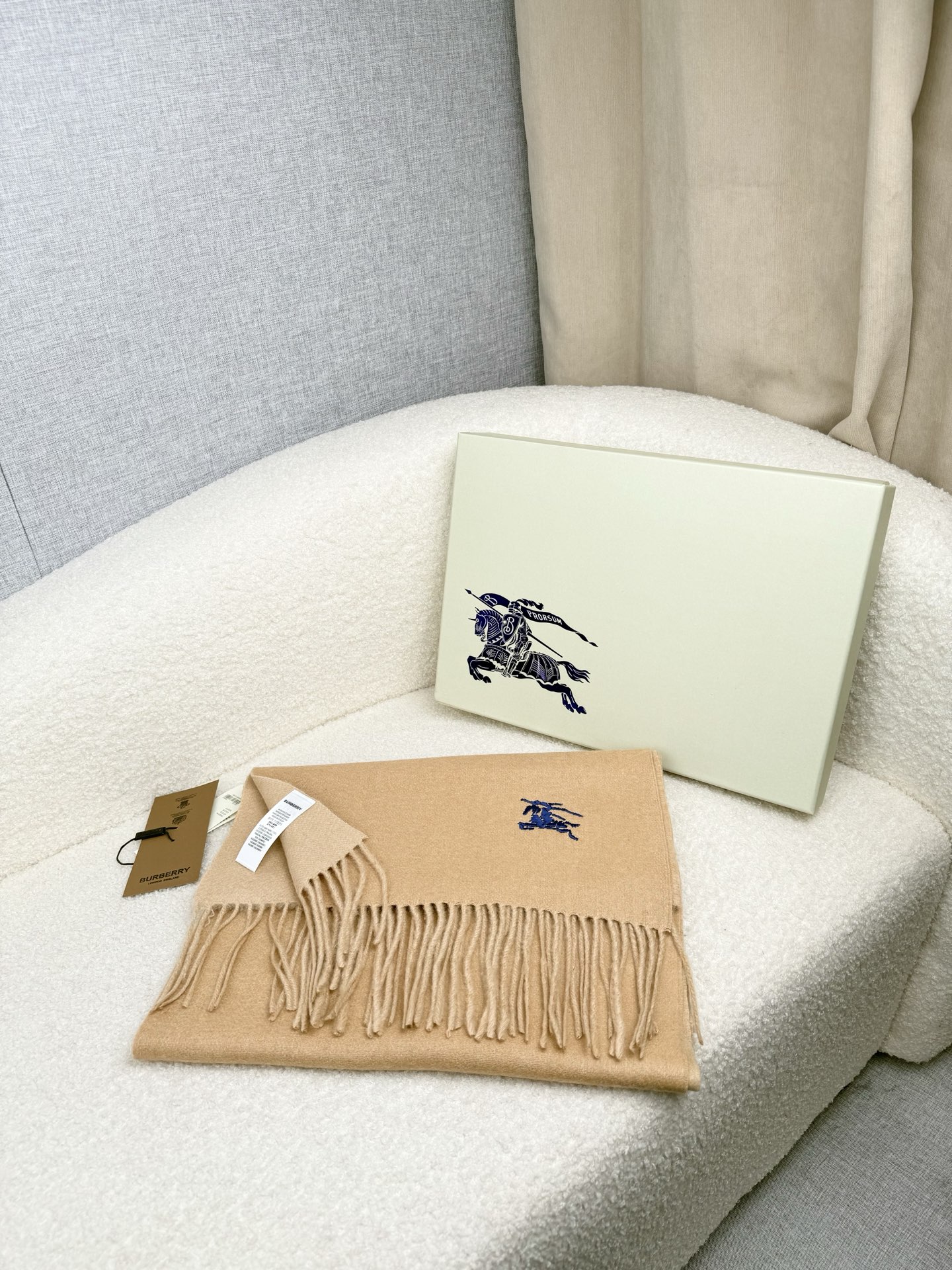 P。B家。 【新款刺绣双面曲线羊绒围巾】怒赞自留，难得的高端款！家属福利！L非常正的男士围巾~面料大爱，