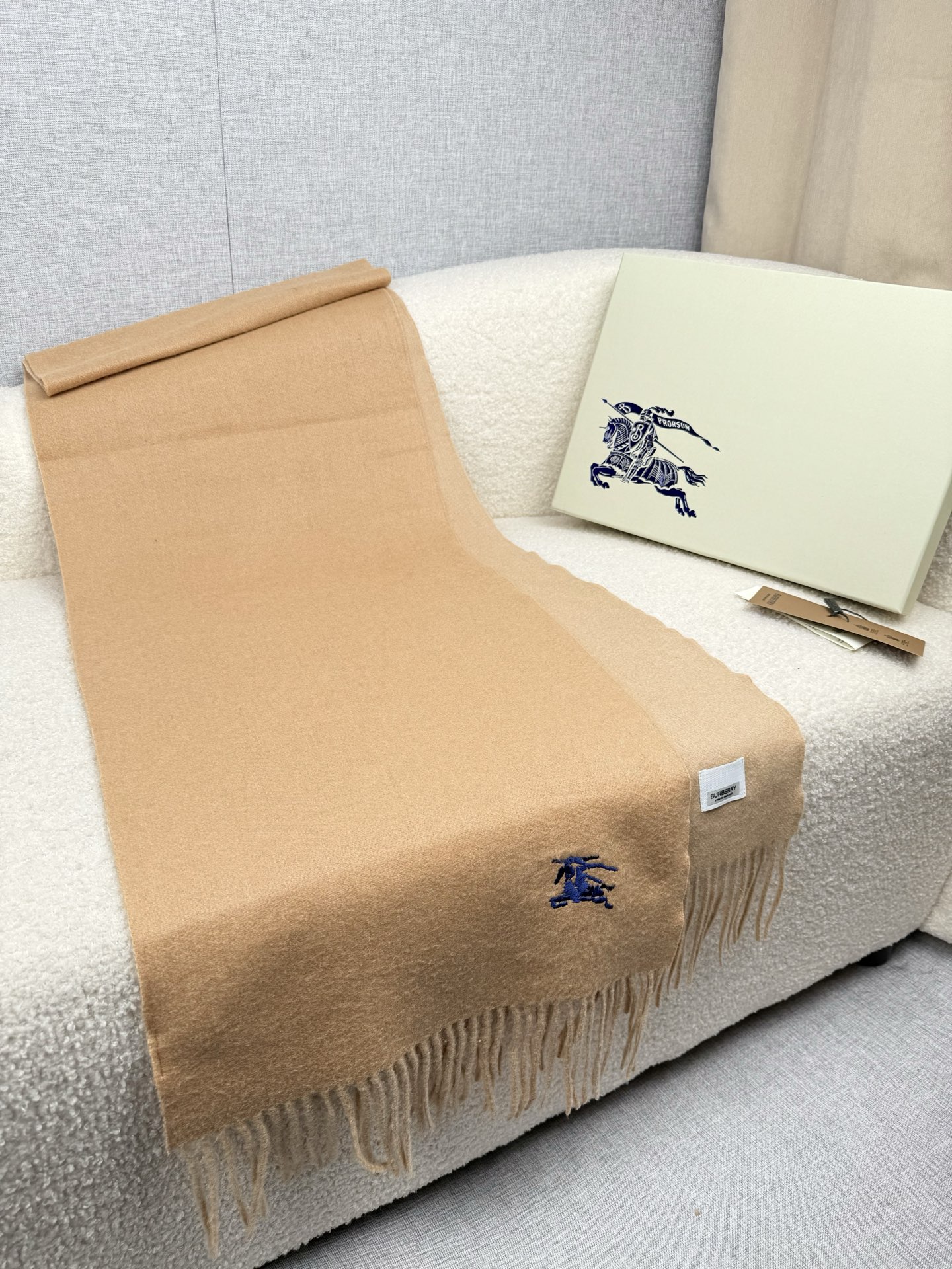 P。B家。 【新款刺绣双面曲线羊绒围巾】怒赞自留，难得的高端款！家属福利！L非常正的男士围巾~面料大爱，