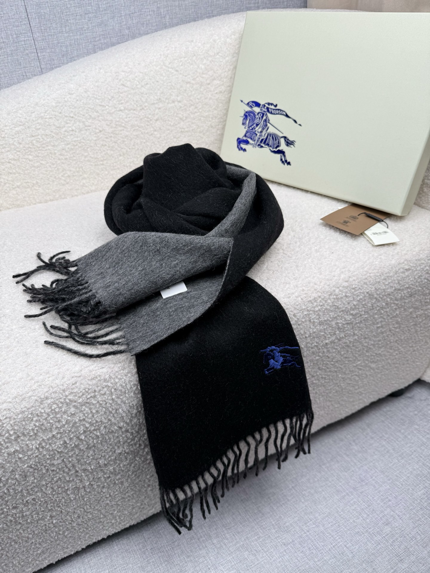 P。B家。 【新款刺绣双面曲线羊绒围巾】怒赞自留，难得的高端款！家属福利！L非常正的男士围巾~面料大爱，