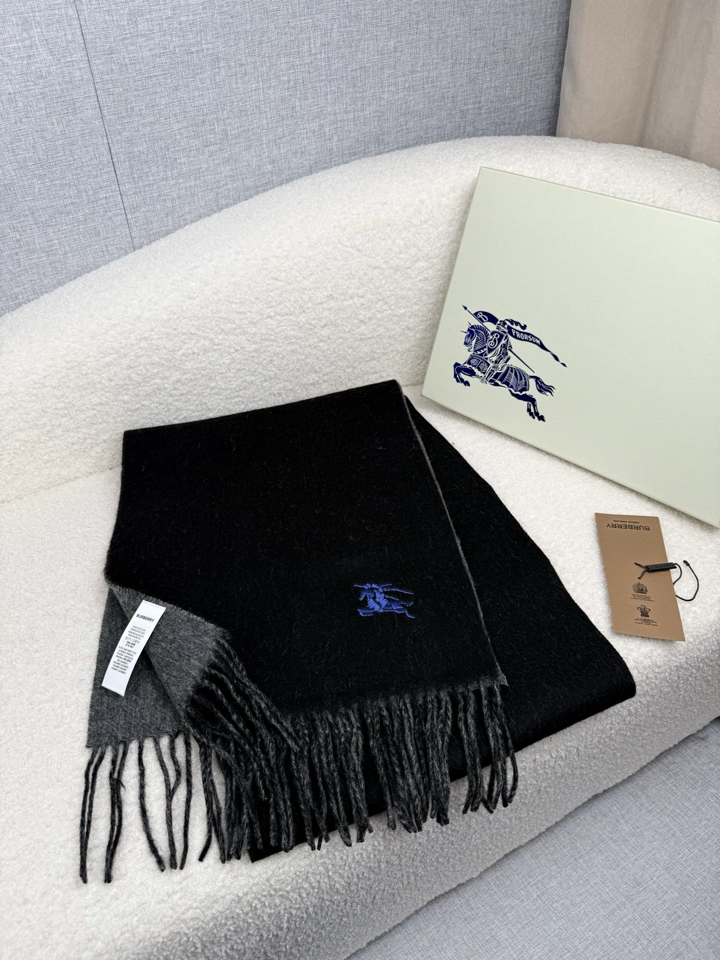 P。B家。 【新款刺绣双面曲线羊绒围巾】怒赞自留，难得的高端款！家属福利！L非常正的男士围巾~面料大爱，