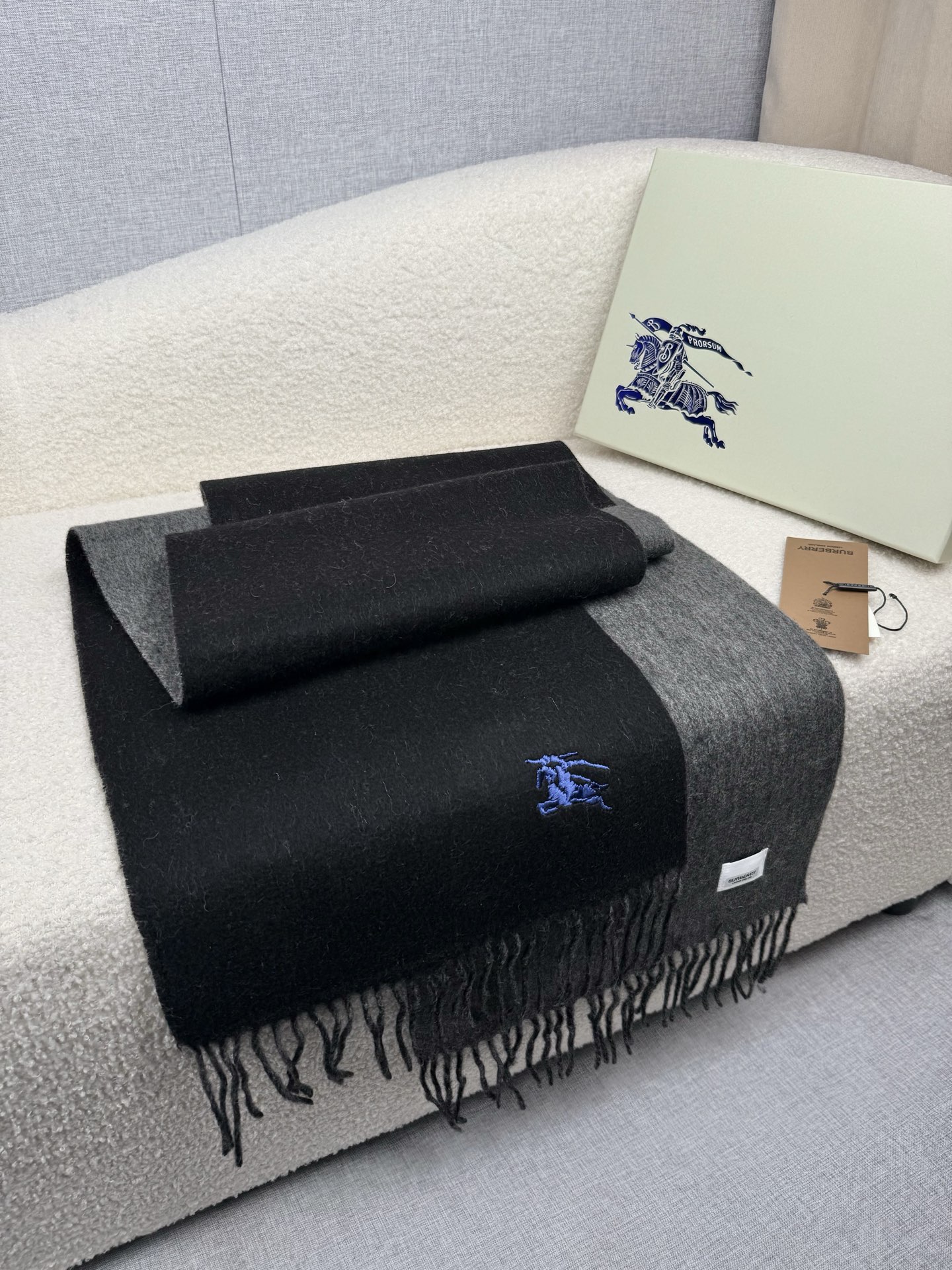 P。B家。 【新款刺绣双面曲线羊绒围巾】怒赞自留，难得的高端款！家属福利！L非常正的男士围巾~面料大爱，