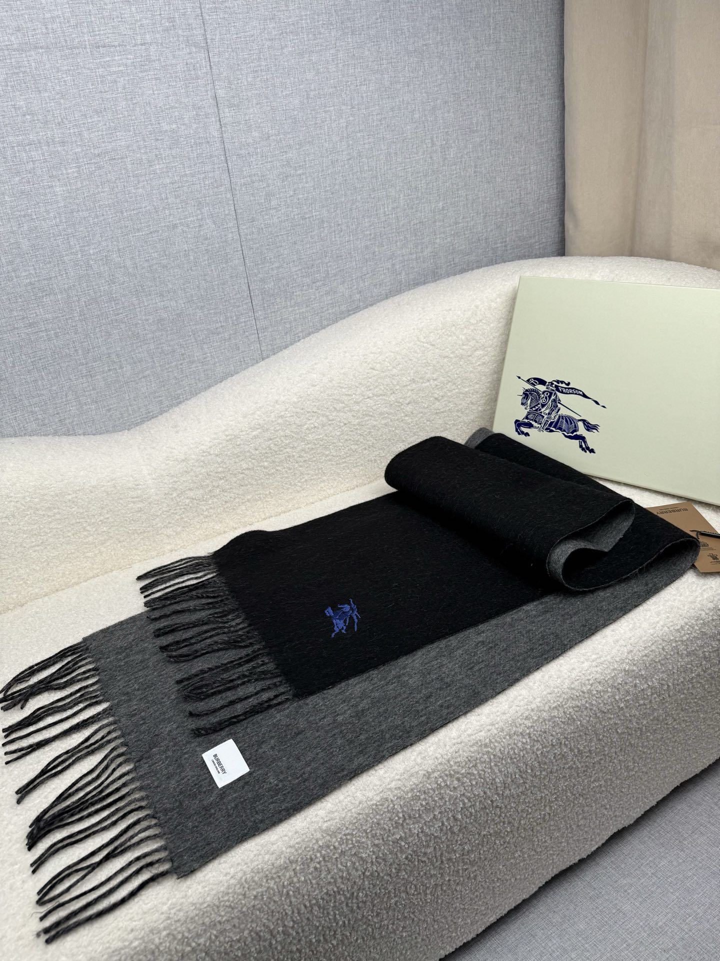 P。B家。 【新款刺绣双面曲线羊绒围巾】怒赞自留，难得的高端款！家属福利！L非常正的男士围巾~面料大爱，