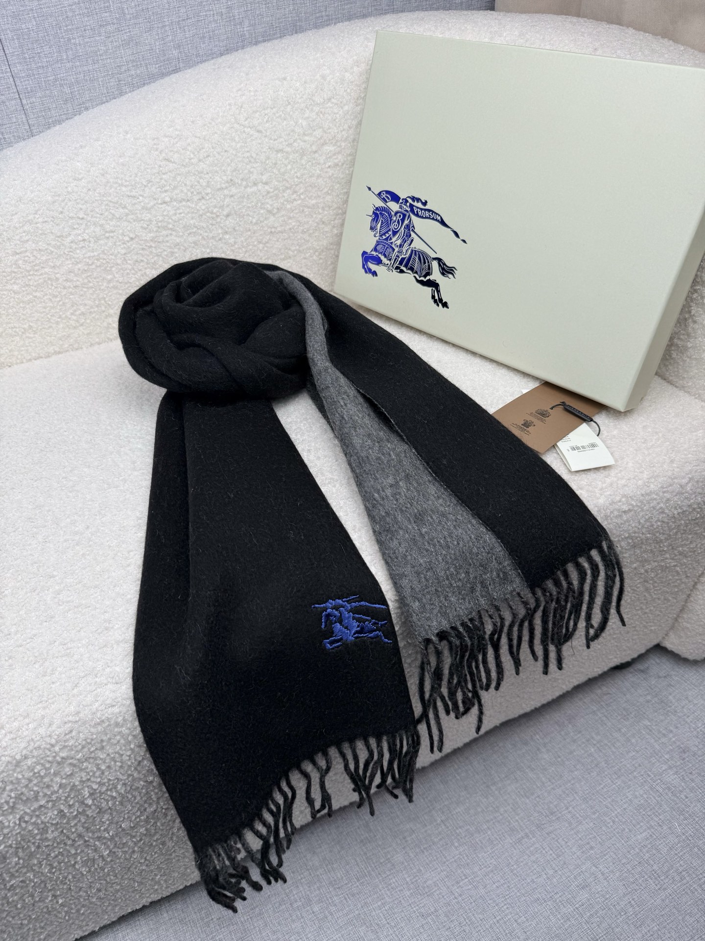 P。B家。 【新款刺绣双面曲线羊绒围巾】怒赞自留，难得的高端款！家属福利！L非常正的男士围巾~面料大爱，