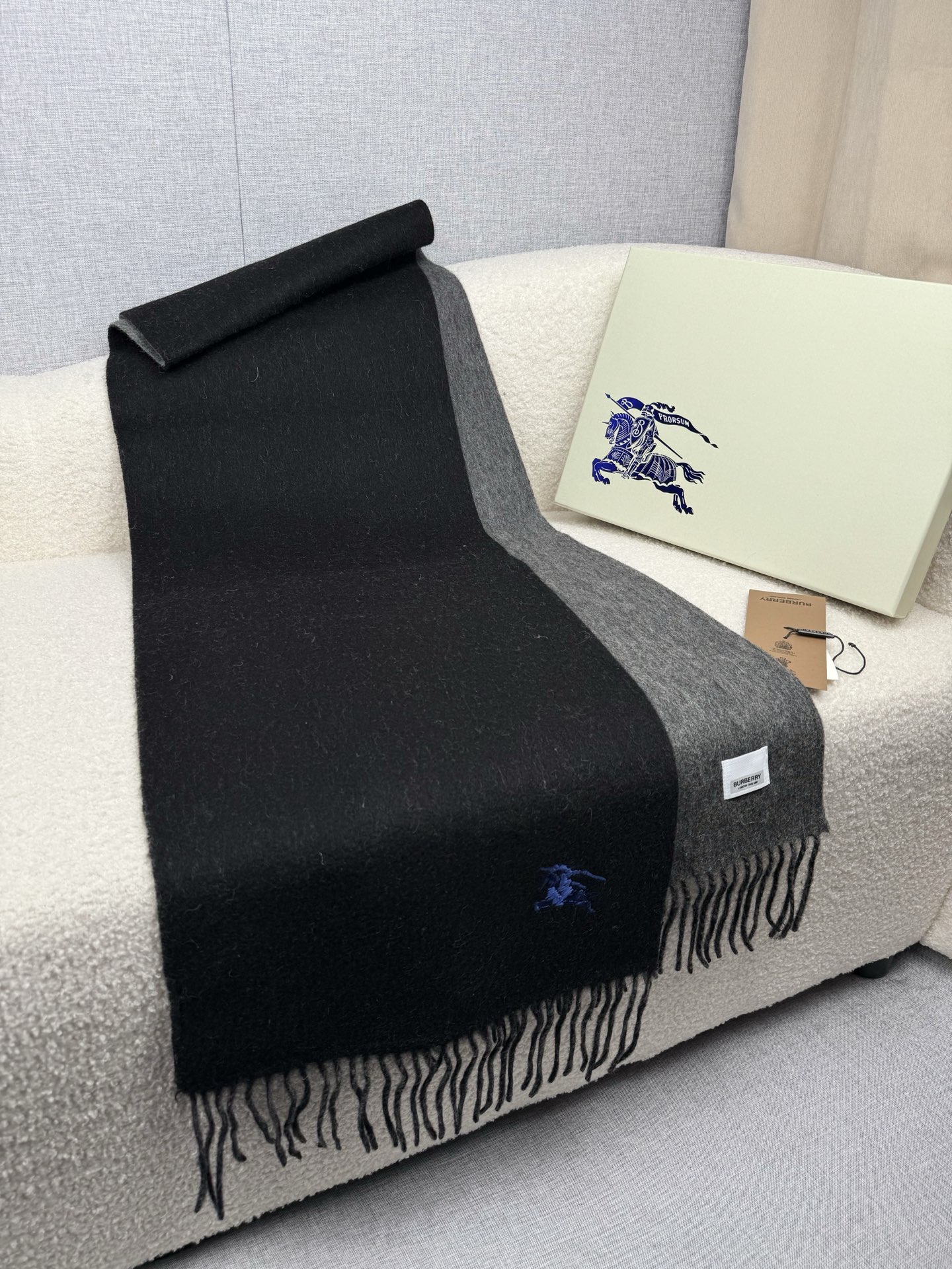 P。B家。 【新款刺绣双面曲线羊绒围巾】怒赞自留，难得的高端款！家属福利！L非常正的男士围巾~面料大爱，