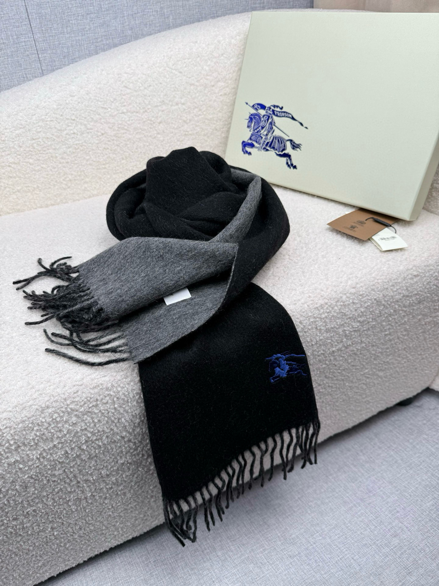 P。B家。 【新款刺绣双面曲线羊绒围巾】怒赞自留，难得的高端款！家属福利！L非常正的男士围巾~面料大爱，
