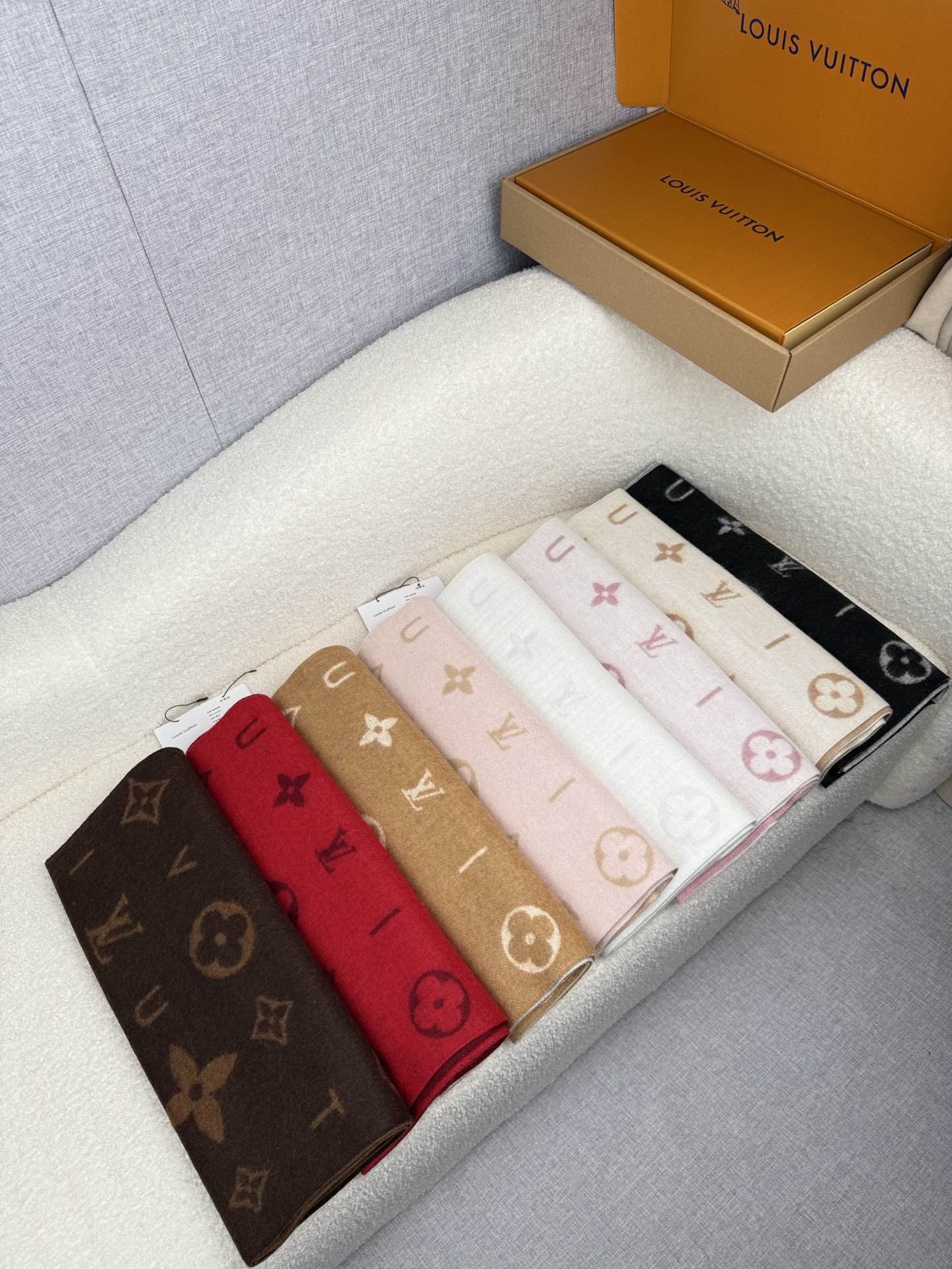 NO:663412,.L Home. [lv double-sided wool scarf] Reykjavik 2.0 scarf is made of soft cashmere marked with Monogram flowers and LV letters, embellished with a single letter of the brand name, renewing the classic with a modern style. 180*55cm. The extended design is suitable for wrapping around the neck, and can also be used as a balaclava. High version scarf, high version scarf, louis vuitton, louis vuitton, hats19860909.L家.【lv双面羊毛围巾】Reykjavik 2.0围巾为柔软山羊绒标注Monogram 花卉和 LV字母,其间点缀品牌名称的单一字母,以摩登风姿焕新经典.180*55cm.加长设计适宜环绕颈部,亦可用作巴拉克拉法帽.高版本围巾,高版本围巾,louis vuitton,louis vuitton,hats,scarf