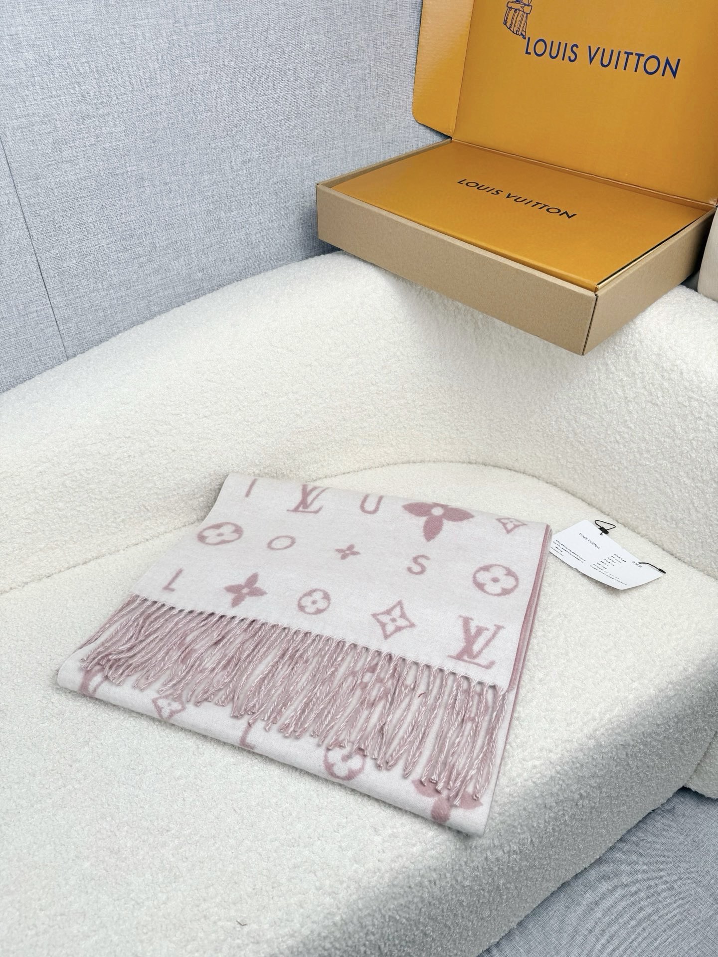 P。L家。【lv双面羊毛围巾】Reykjavik 2.0围巾为柔软山羊绒标注Monogram 花卉和 L