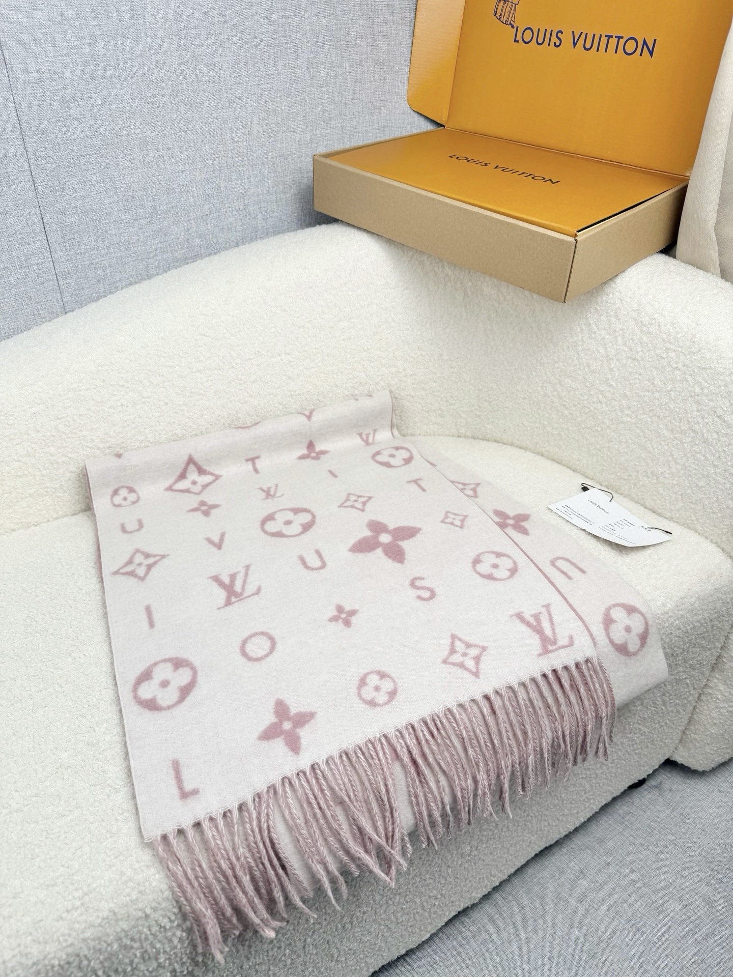 P。L家。【lv双面羊毛围巾】Reykjavik 2.0围巾为柔软山羊绒标注Monogram 花卉和 L