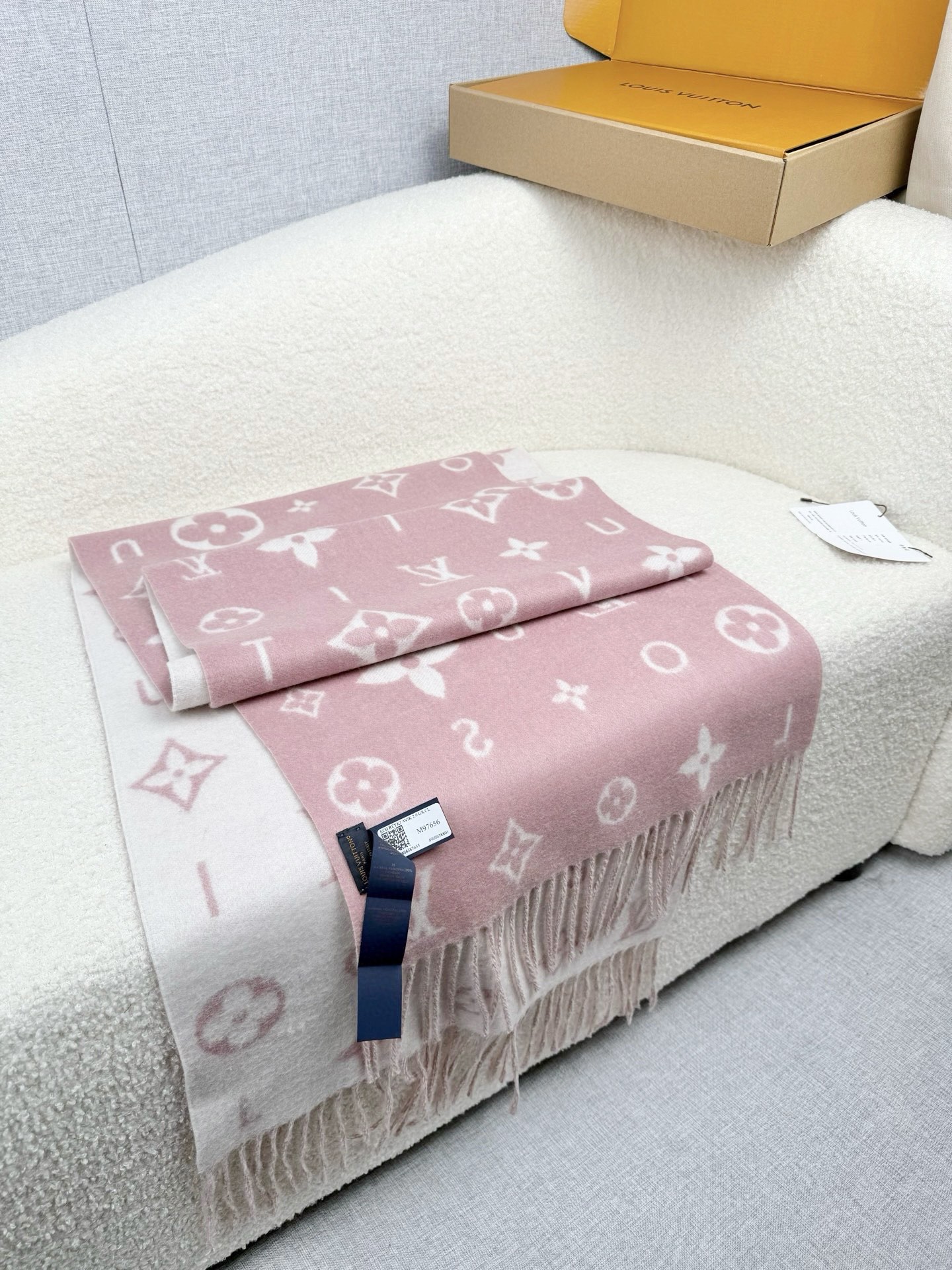 P。L家。【lv双面羊毛围巾】Reykjavik 2.0围巾为柔软山羊绒标注Monogram 花卉和 L