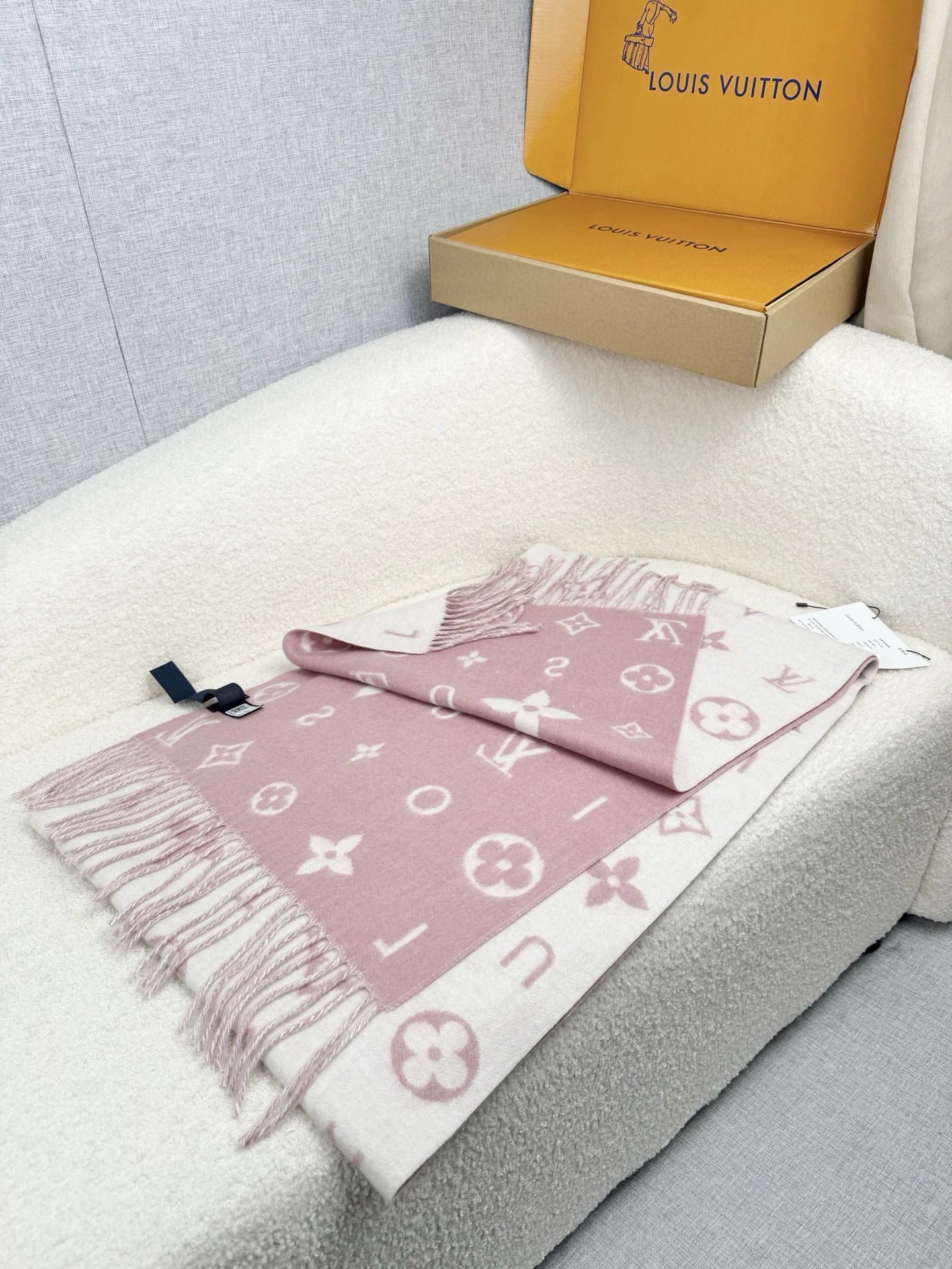 P。L家。【lv双面羊毛围巾】Reykjavik 2.0围巾为柔软山羊绒标注Monogram 花卉和 L