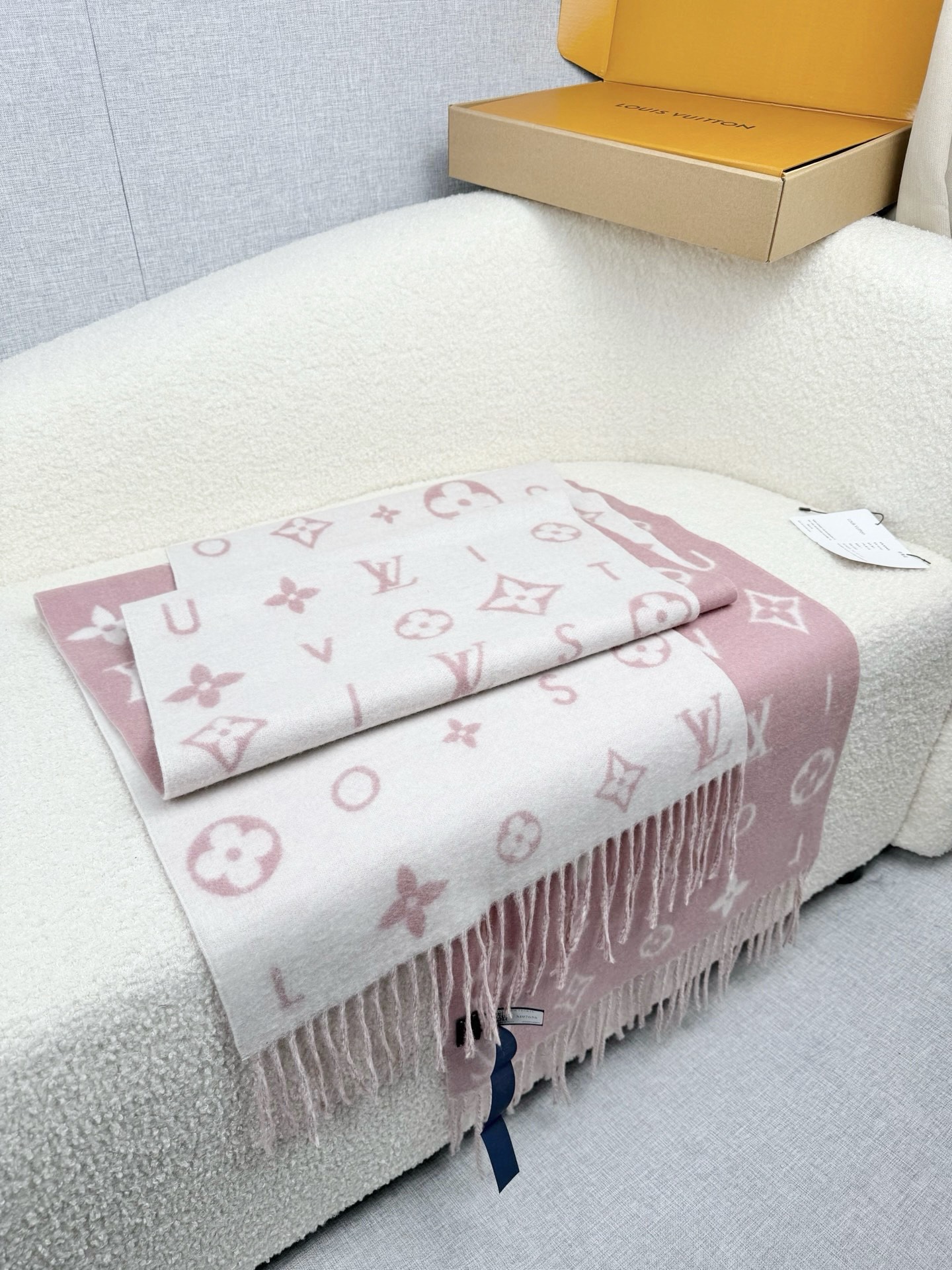 P。L家。【lv双面羊毛围巾】Reykjavik 2.0围巾为柔软山羊绒标注Monogram 花卉和 L