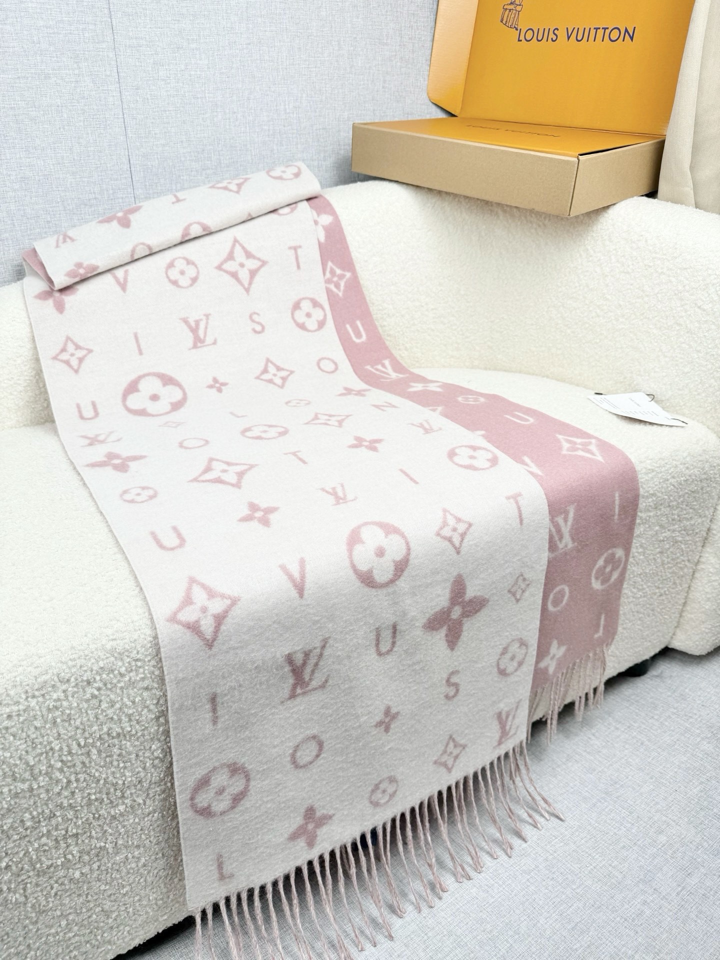 P。L家。【lv双面羊毛围巾】Reykjavik 2.0围巾为柔软山羊绒标注Monogram 花卉和 L