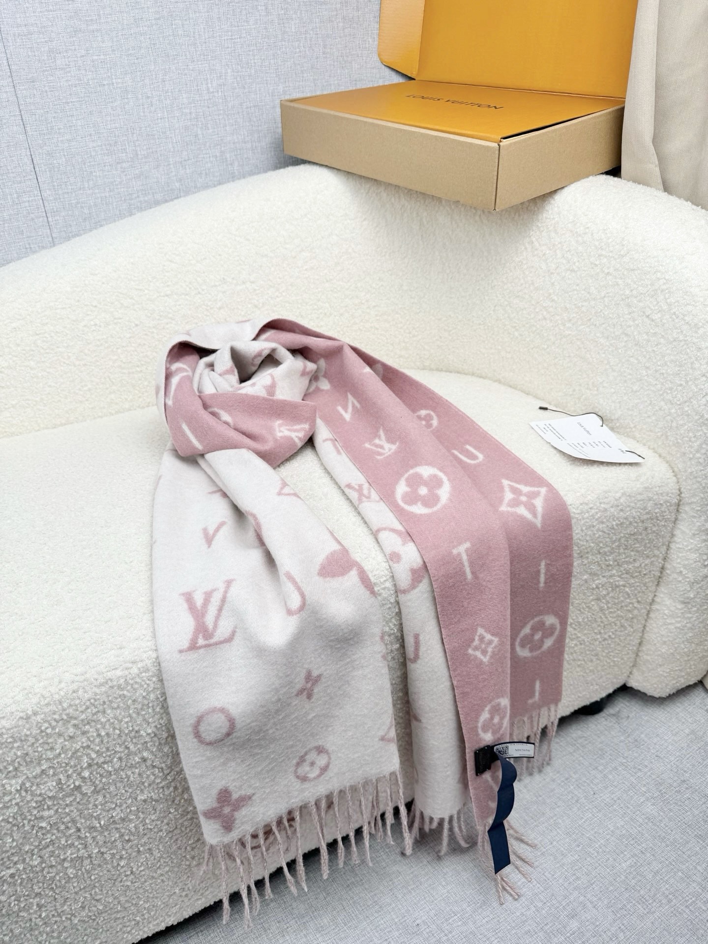 P。L家。【lv双面羊毛围巾】Reykjavik 2.0围巾为柔软山羊绒标注Monogram 花卉和 L