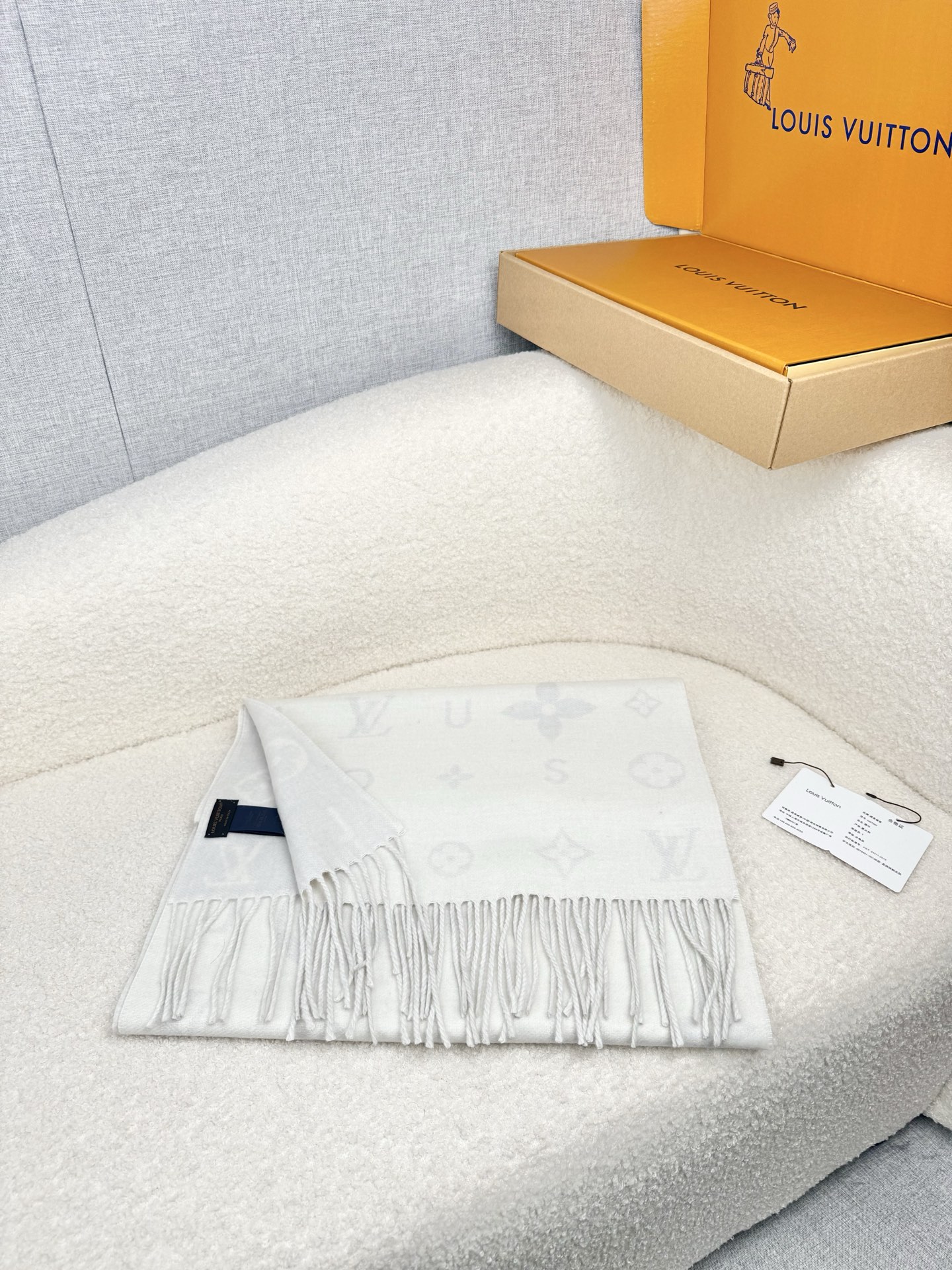 P。L家。【lv双面羊毛围巾】Reykjavik 2.0围巾为柔软山羊绒标注Monogram 花卉和 L