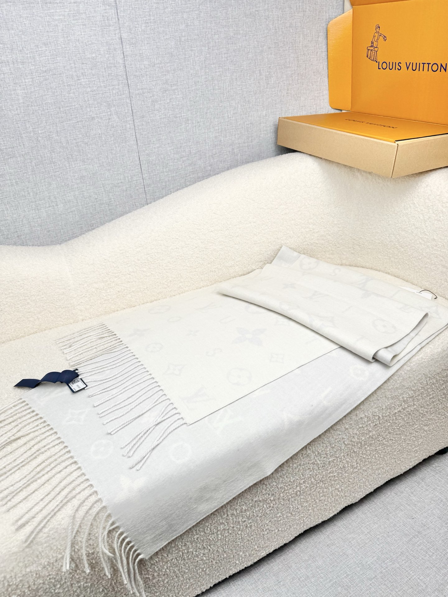 P。L家。【lv双面羊毛围巾】Reykjavik 2.0围巾为柔软山羊绒标注Monogram 花卉和 L