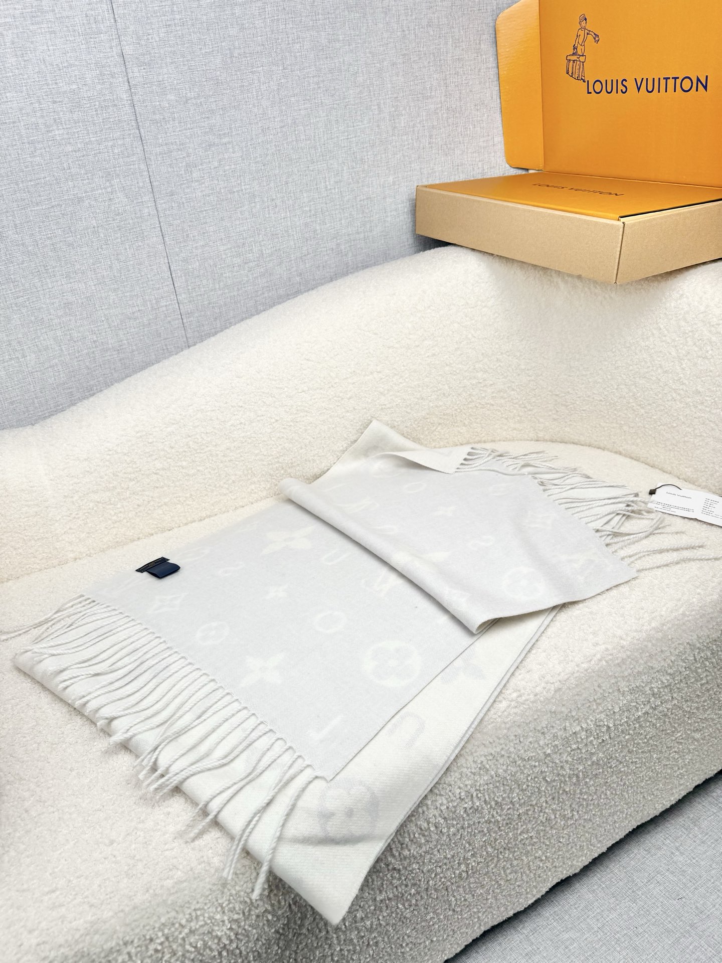 P。L家。【lv双面羊毛围巾】Reykjavik 2.0围巾为柔软山羊绒标注Monogram 花卉和 L