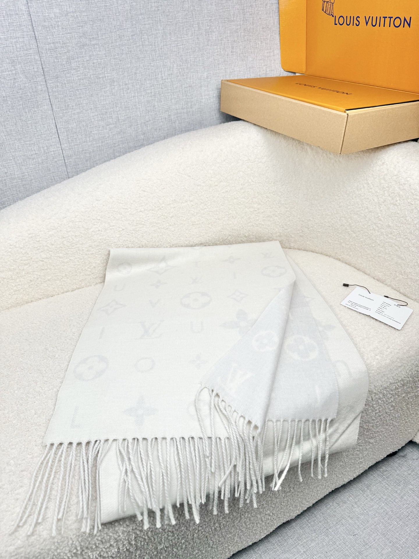 P。L家。【lv双面羊毛围巾】Reykjavik 2.0围巾为柔软山羊绒标注Monogram 花卉和 L