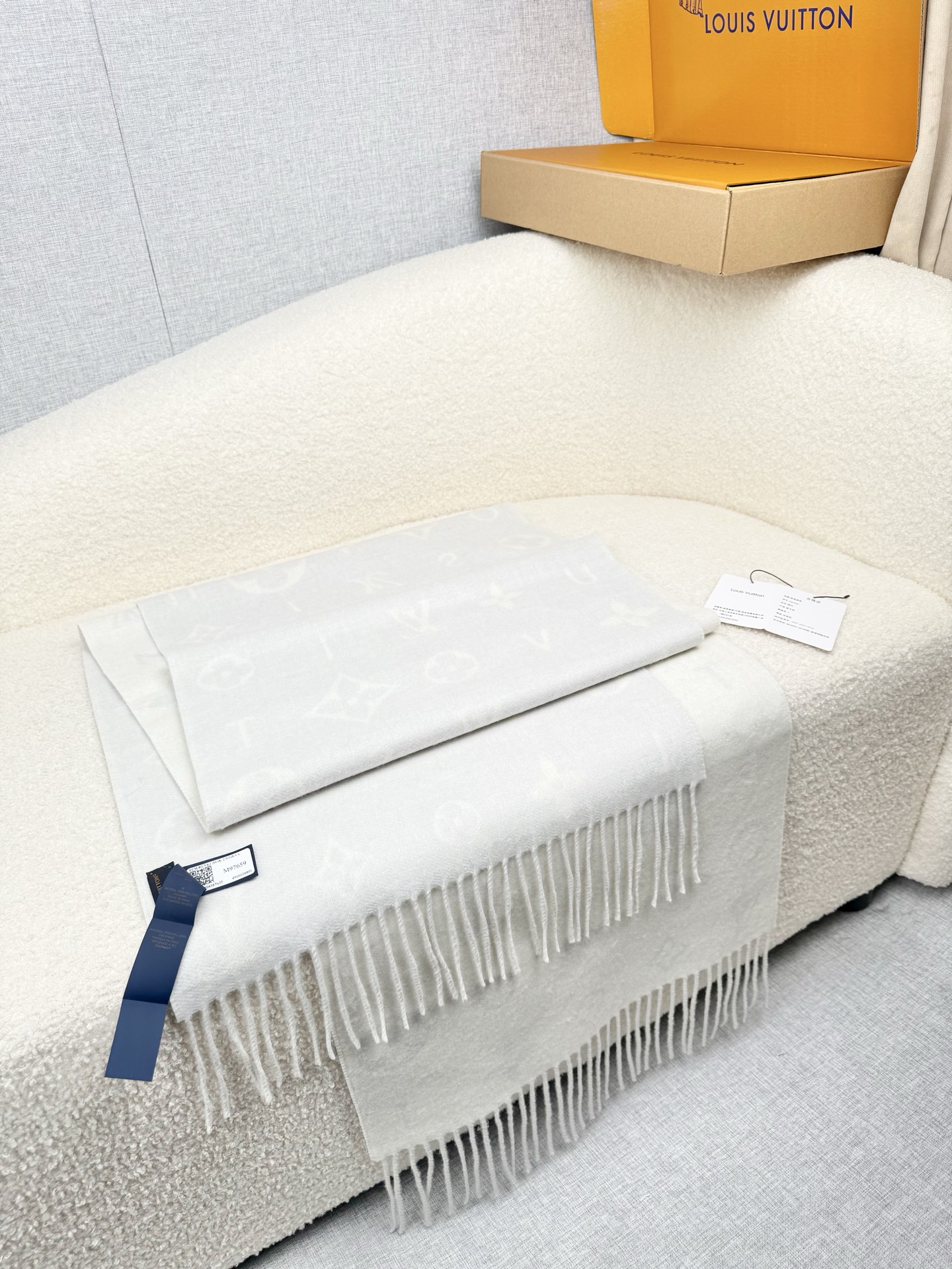 P。L家。【lv双面羊毛围巾】Reykjavik 2.0围巾为柔软山羊绒标注Monogram 花卉和 L