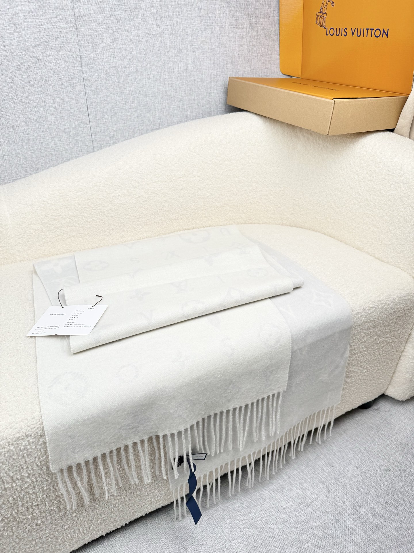 P。L家。【lv双面羊毛围巾】Reykjavik 2.0围巾为柔软山羊绒标注Monogram 花卉和 L