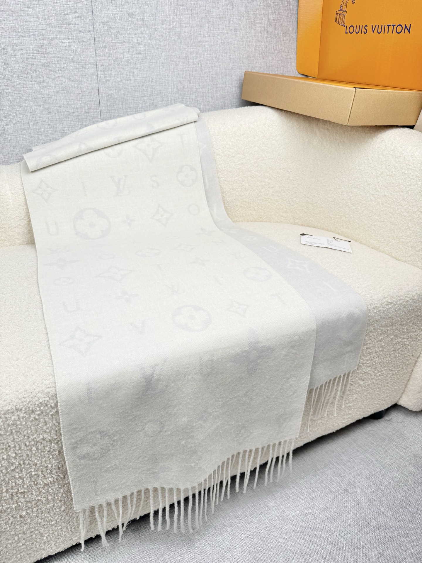 P。L家。【lv双面羊毛围巾】Reykjavik 2.0围巾为柔软山羊绒标注Monogram 花卉和 L