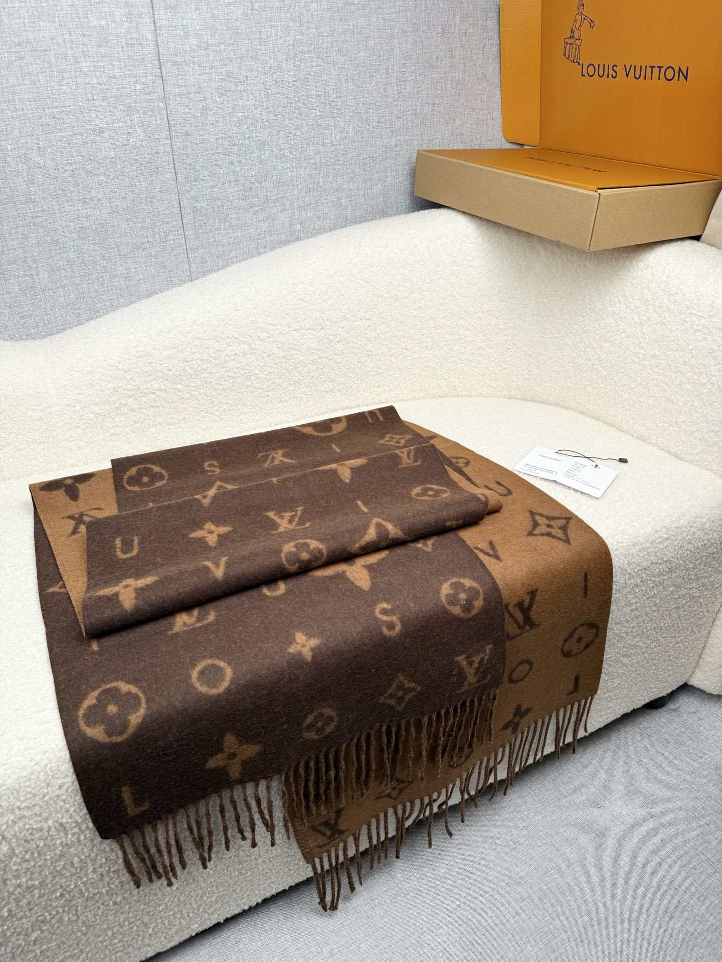 P。L家。【lv双面羊毛围巾】Reykjavik 2.0围巾为柔软山羊绒标注Monogram 花卉和 L