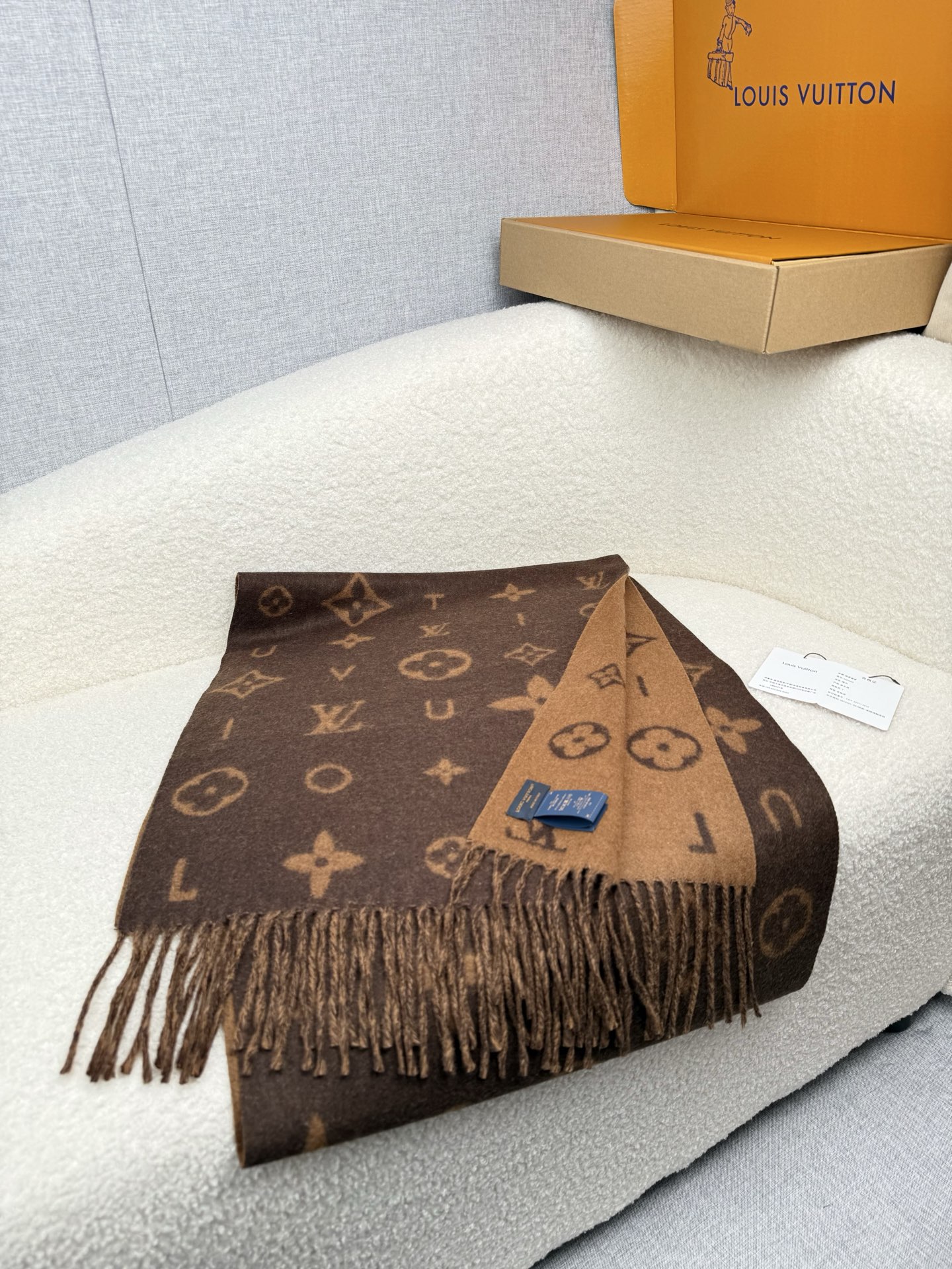 P。L家。【lv双面羊毛围巾】Reykjavik 2.0围巾为柔软山羊绒标注Monogram 花卉和 L