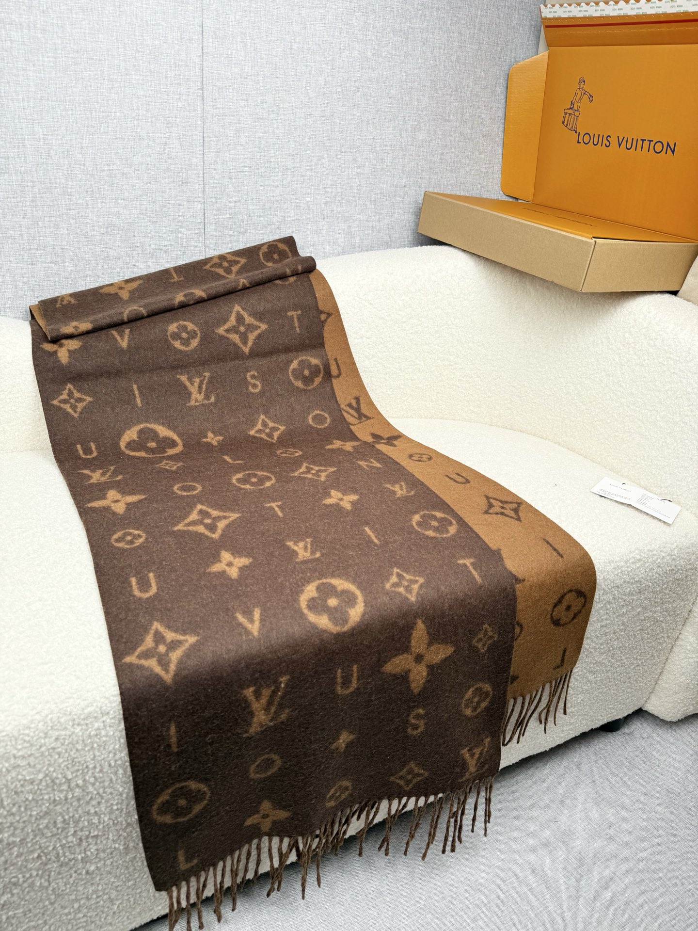 P。L家。【lv双面羊毛围巾】Reykjavik 2.0围巾为柔软山羊绒标注Monogram 花卉和 L