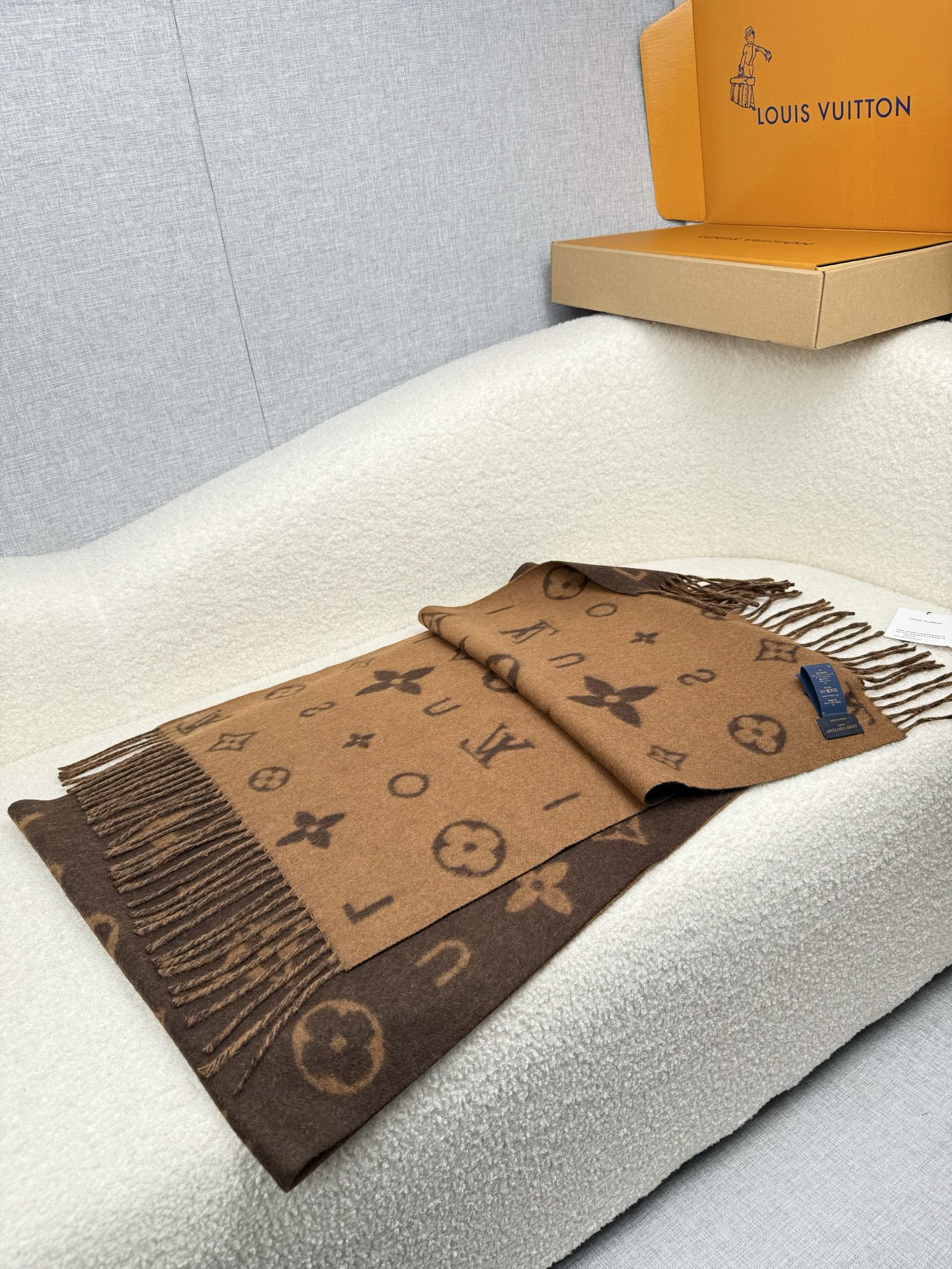 P。L家。【lv双面羊毛围巾】Reykjavik 2.0围巾为柔软山羊绒标注Monogram 花卉和 L