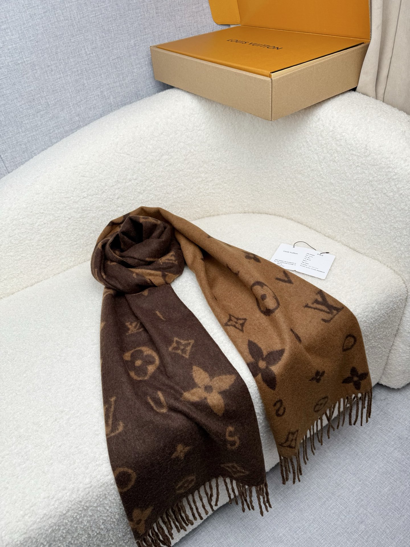 P。L家。【lv双面羊毛围巾】Reykjavik 2.0围巾为柔软山羊绒标注Monogram 花卉和 L