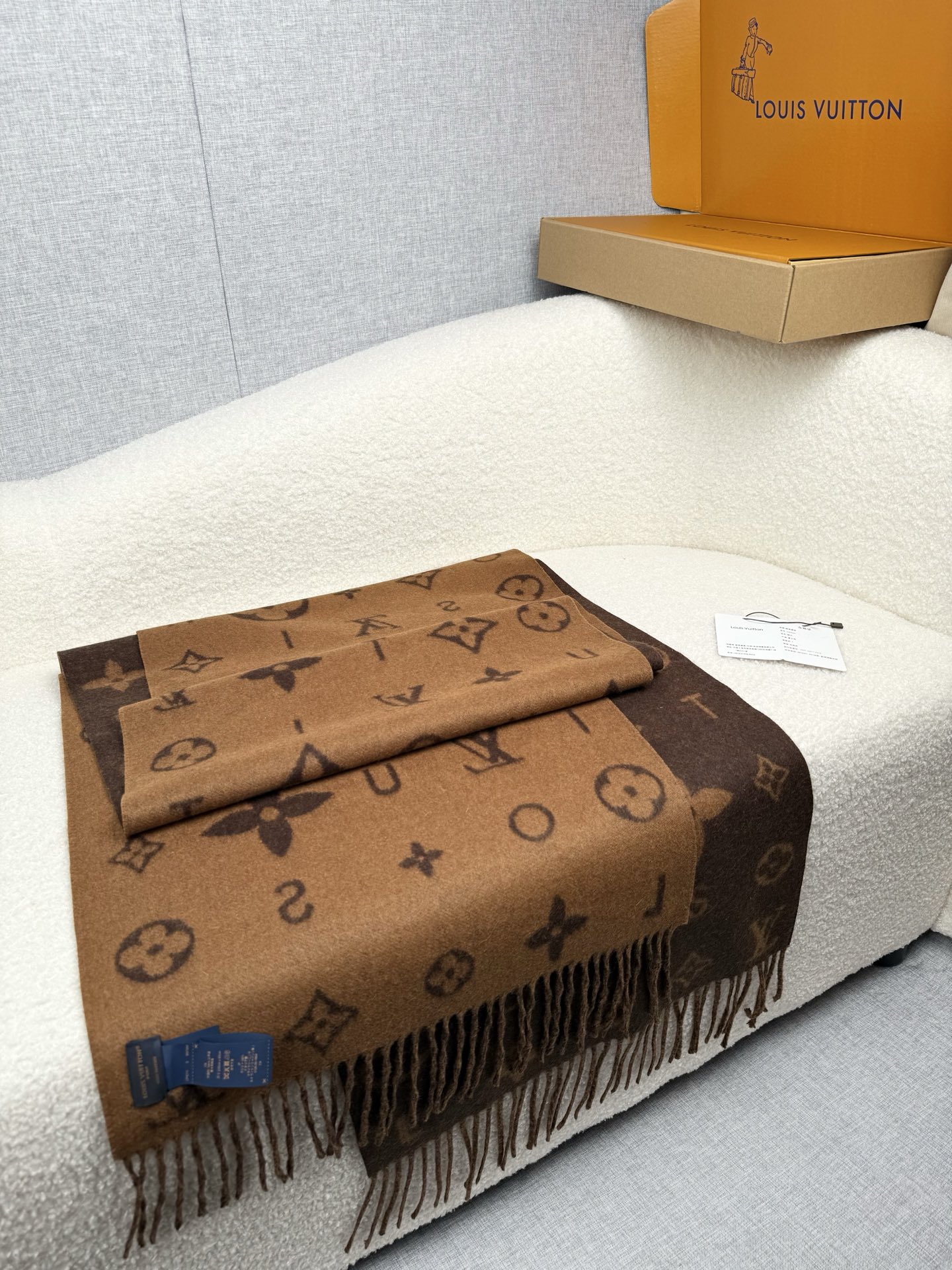 P。L家。【lv双面羊毛围巾】Reykjavik 2.0围巾为柔软山羊绒标注Monogram 花卉和 L